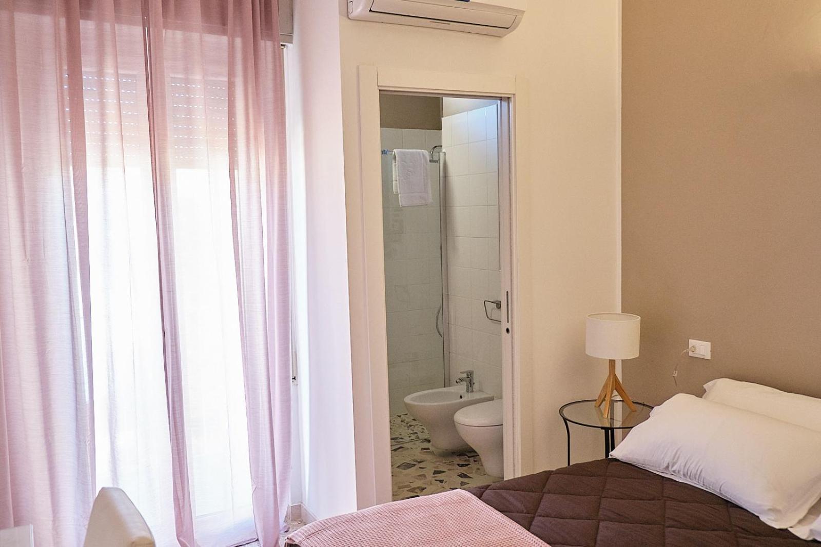 Standard Double Room - Photo 3