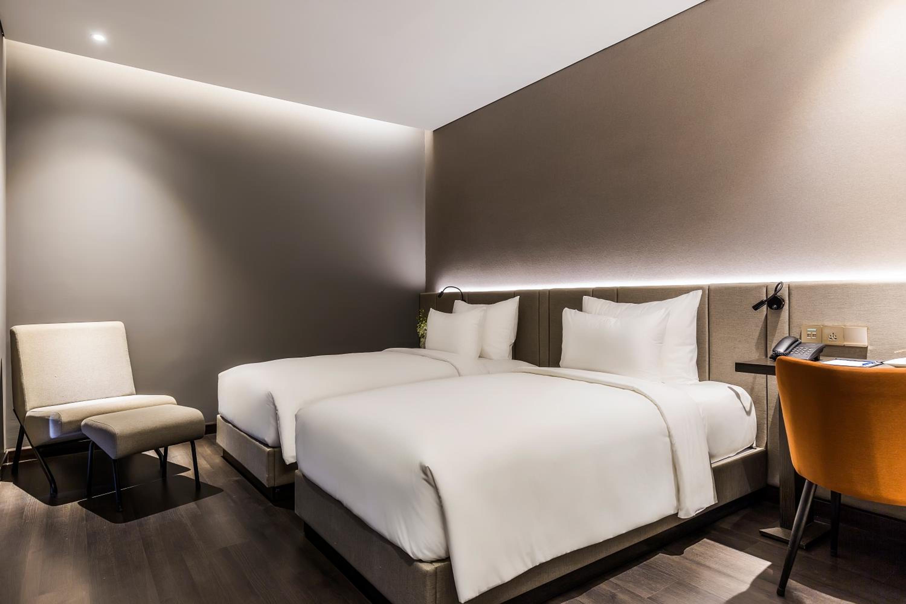 Superior Twin Room with Window - Photo 4