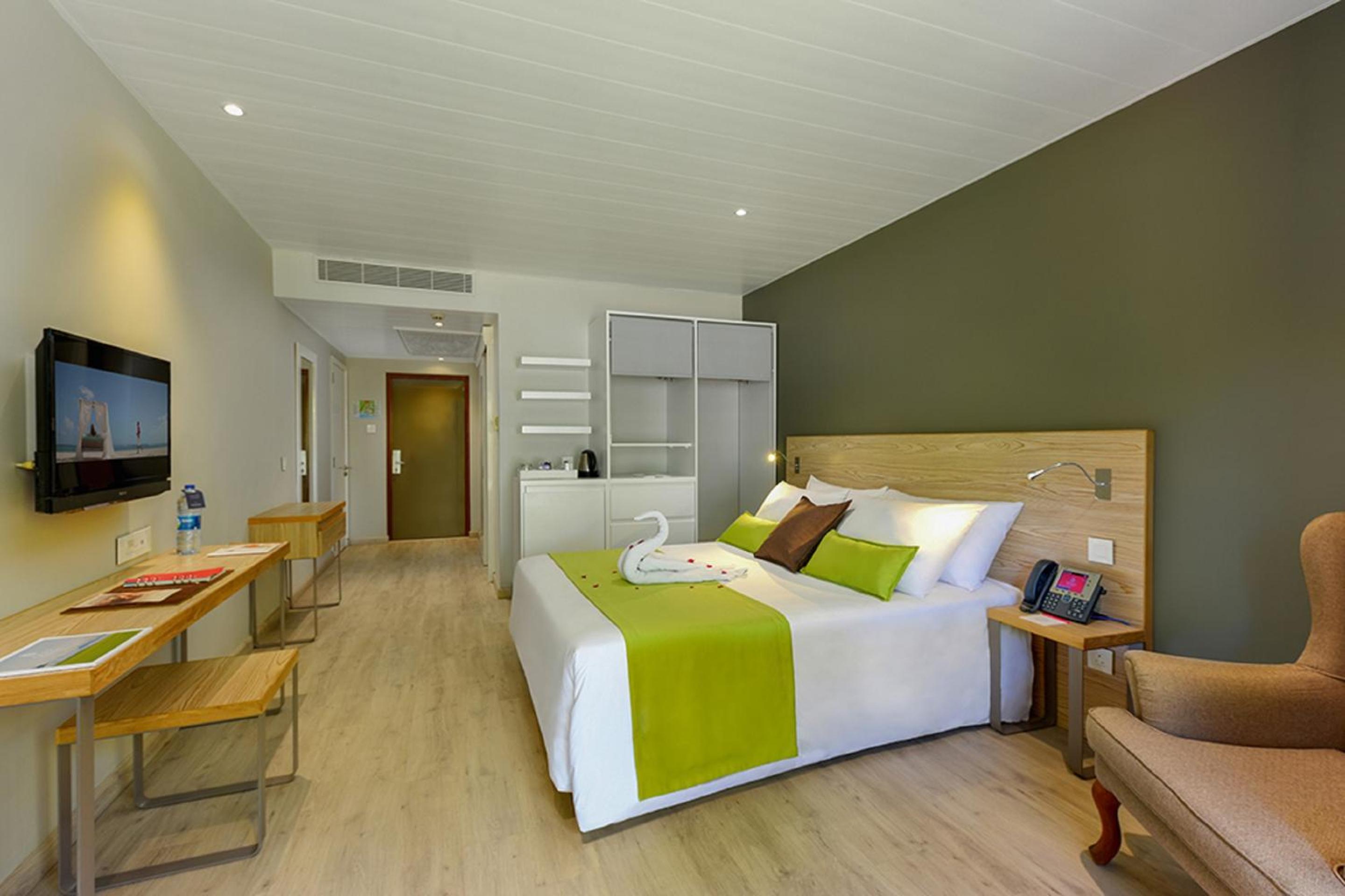 Grand Bay Room  - Honeymooners Only photo 2