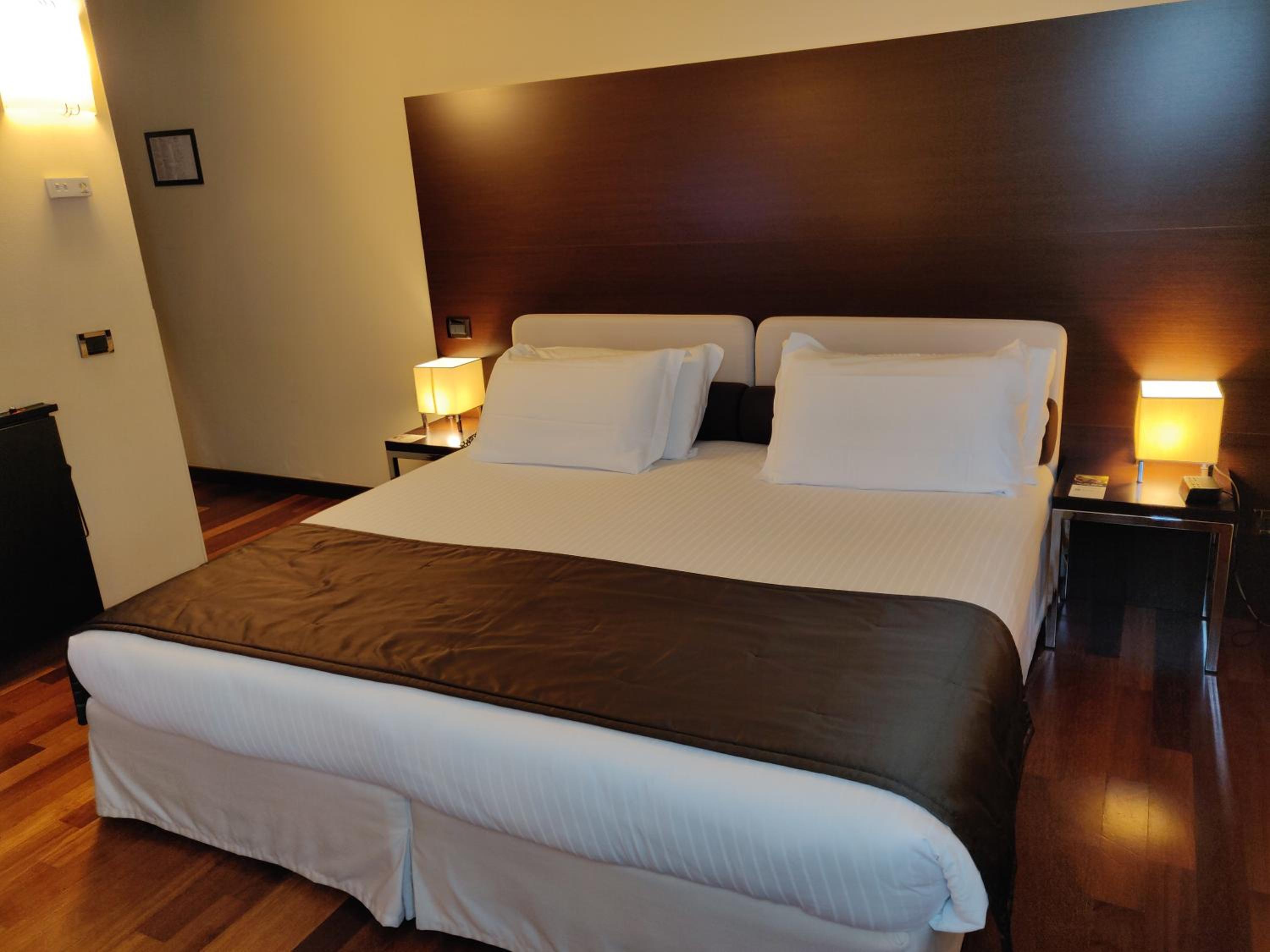 Deluxe King Room - Photo 4
