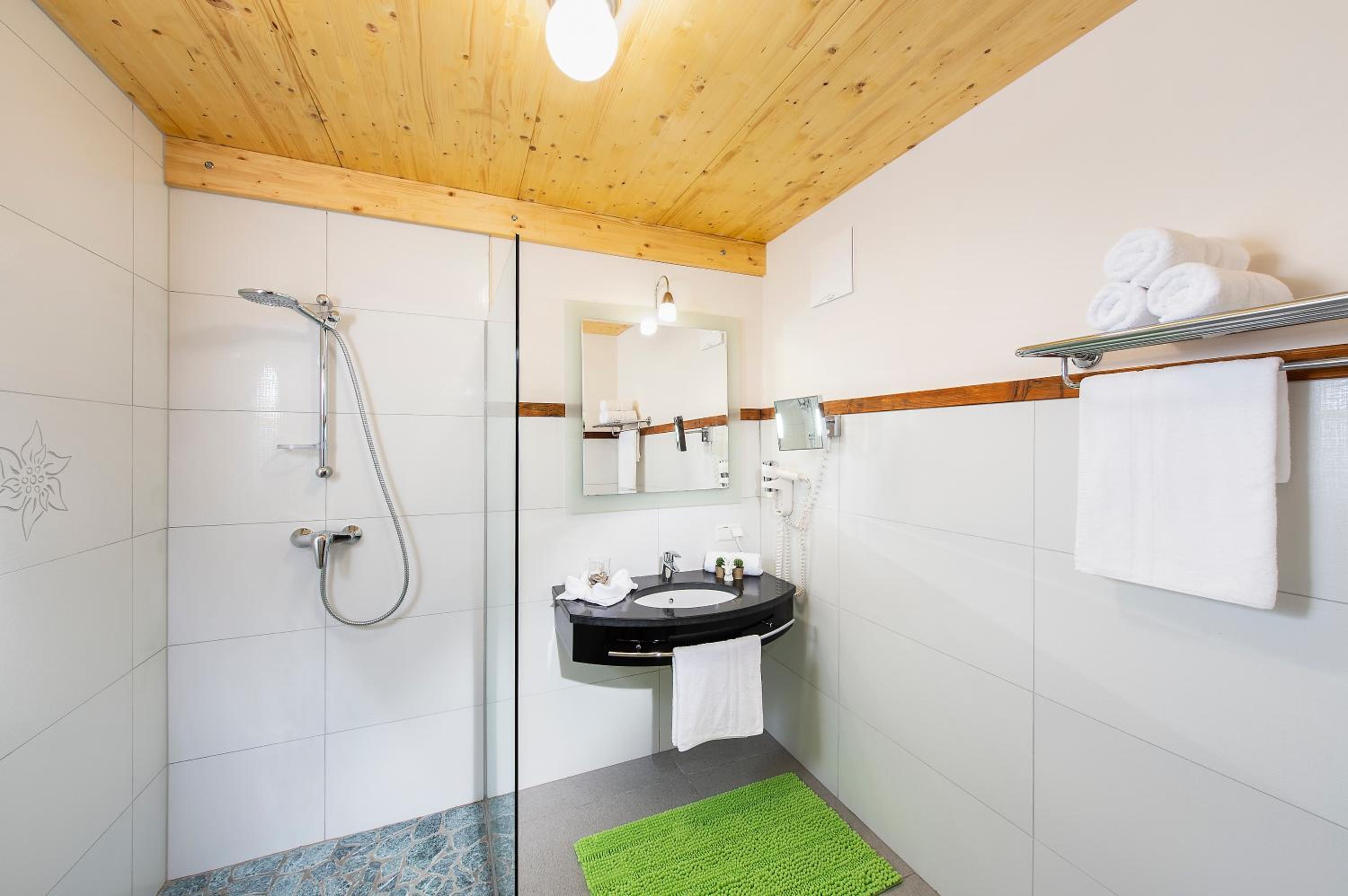 One-Bedroom Apartment - Photo 3