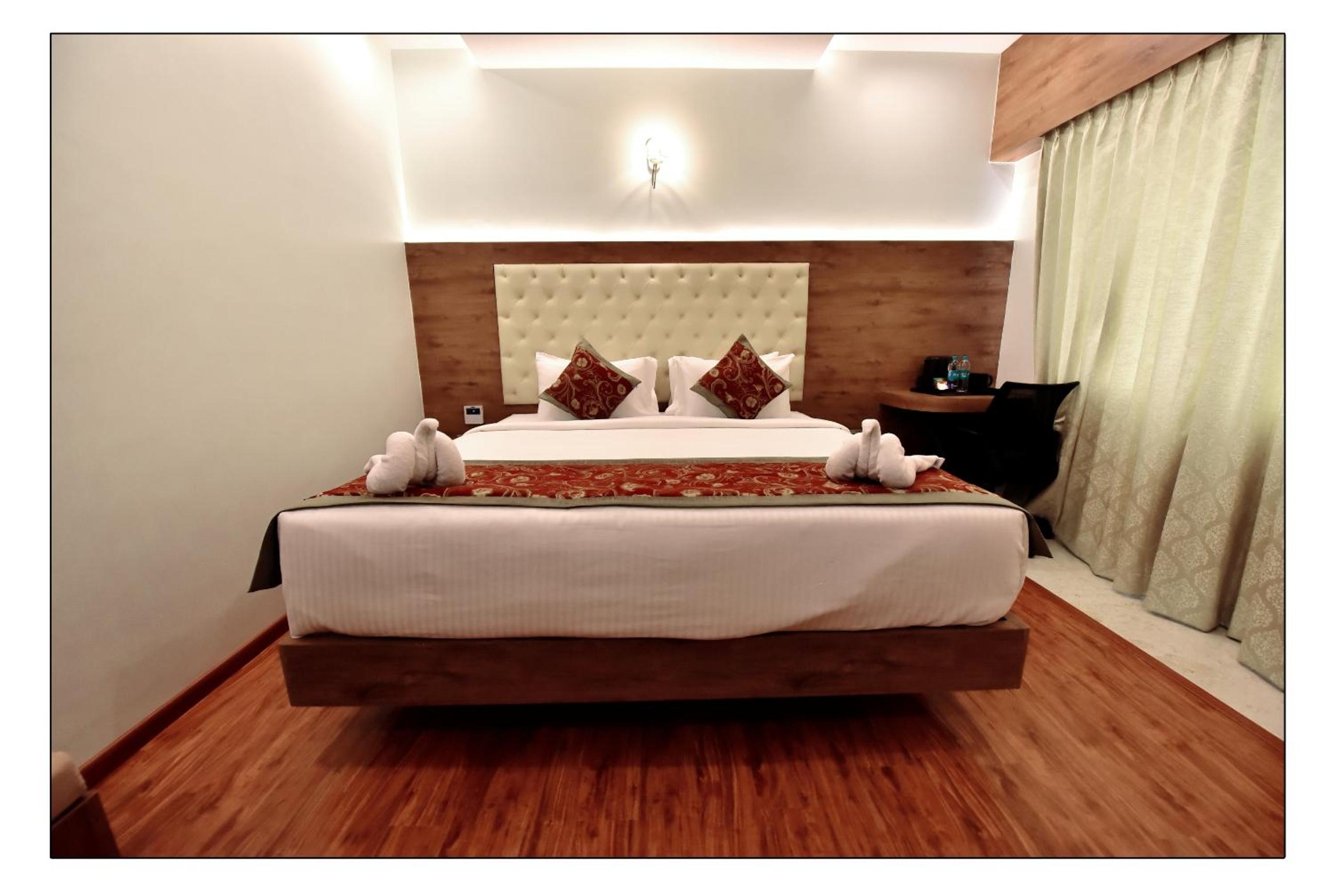 Standard Double or Twin Room with Pool View - Photo 5