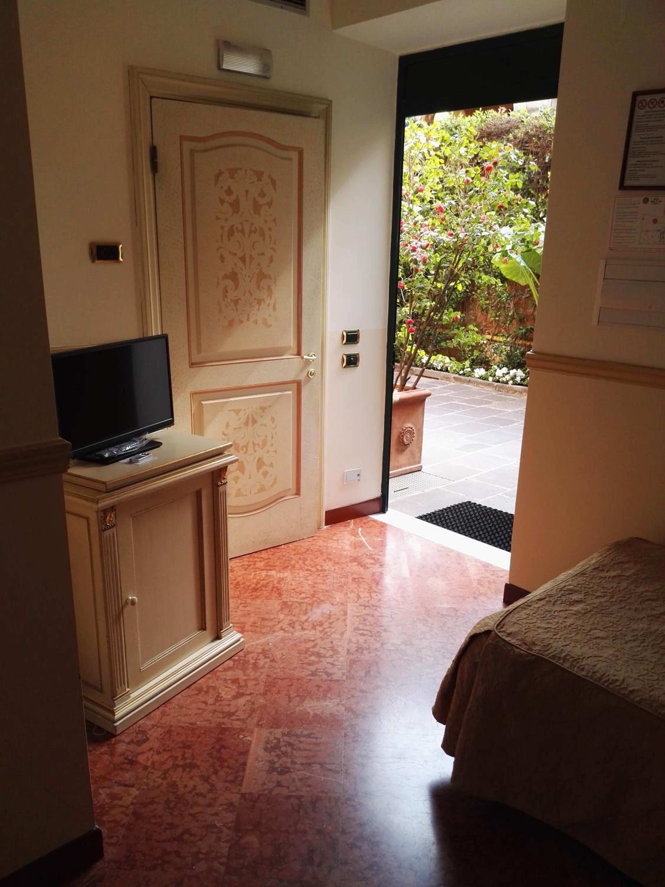 Single Room photo 2