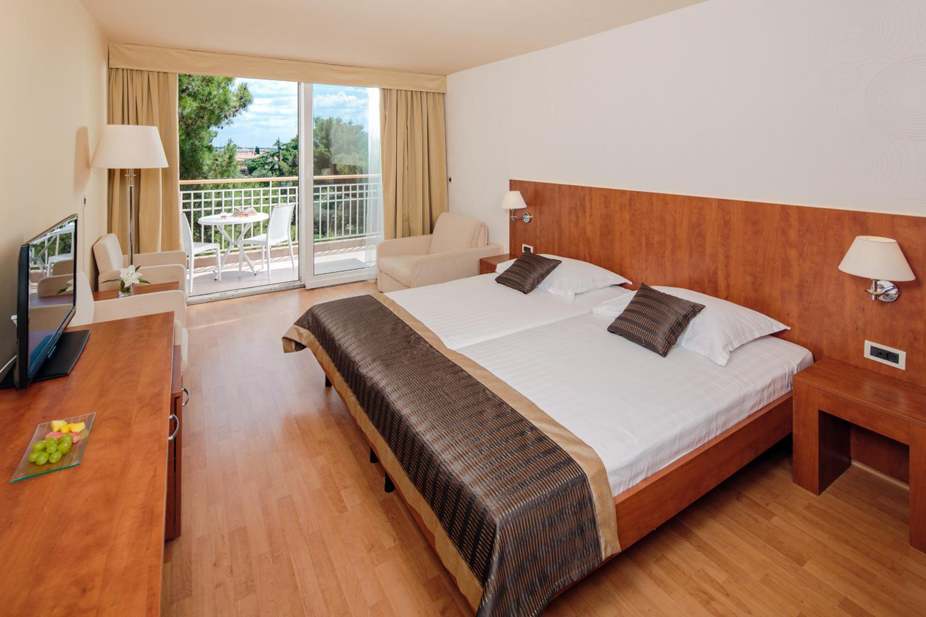 Classic Room with Balcony - Park Side - Photo 1