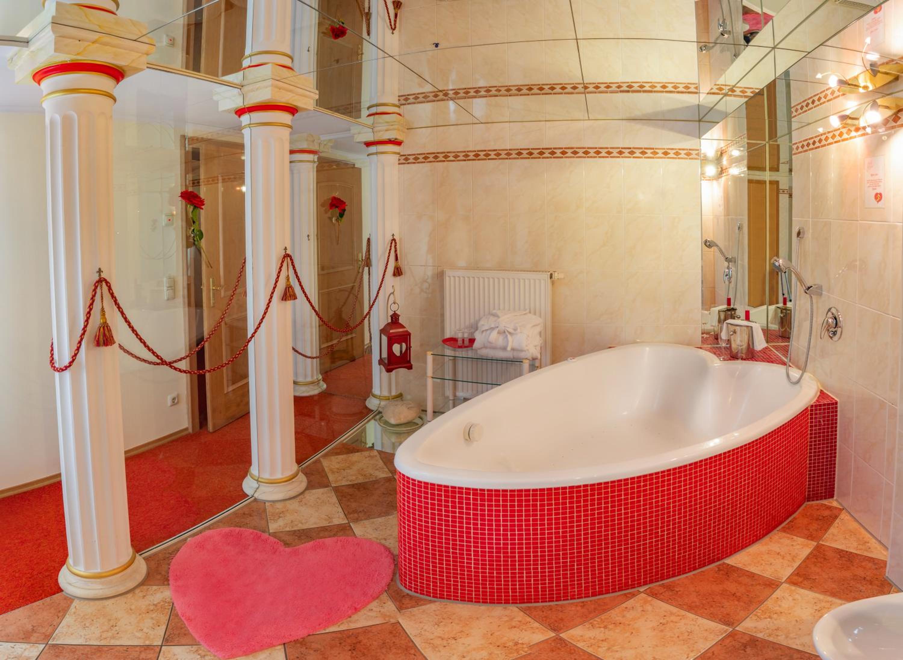 Suite with Hot Tub photo 1