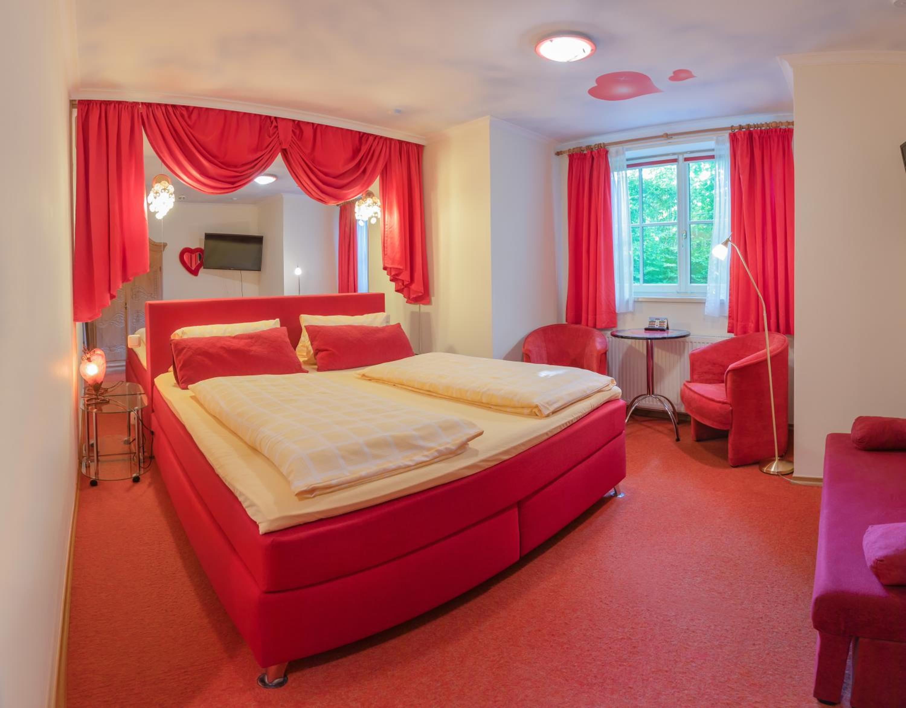 Suite with Hot Tub photo 2
