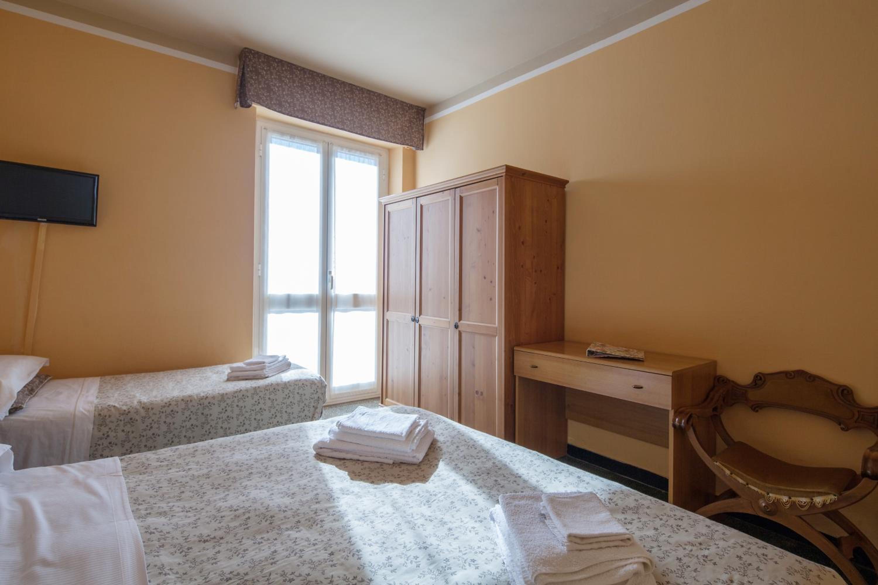 Economy Triple Room with Shared Bathroom photo 3