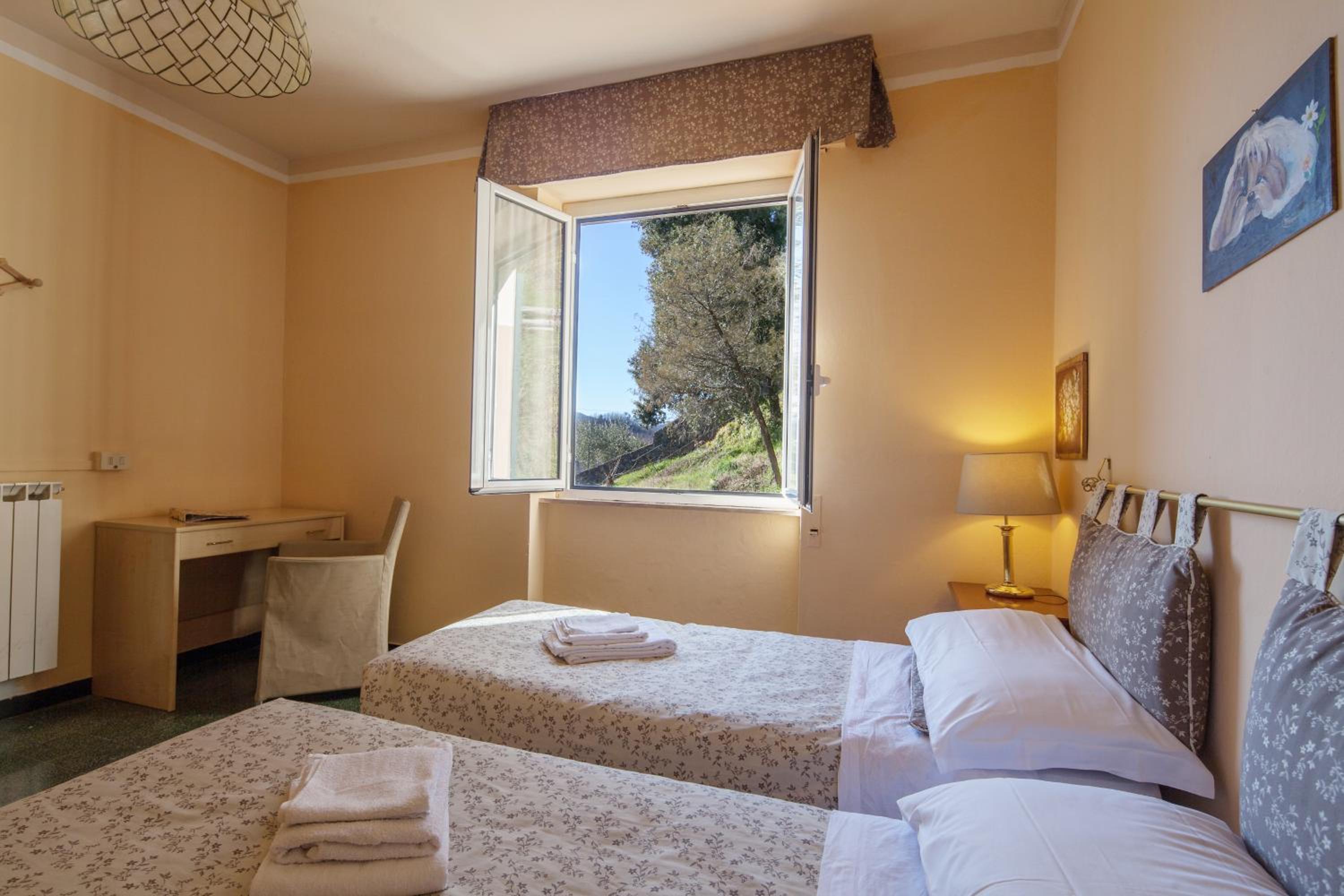 Economy Triple Room with Shared Bathroom photo 1