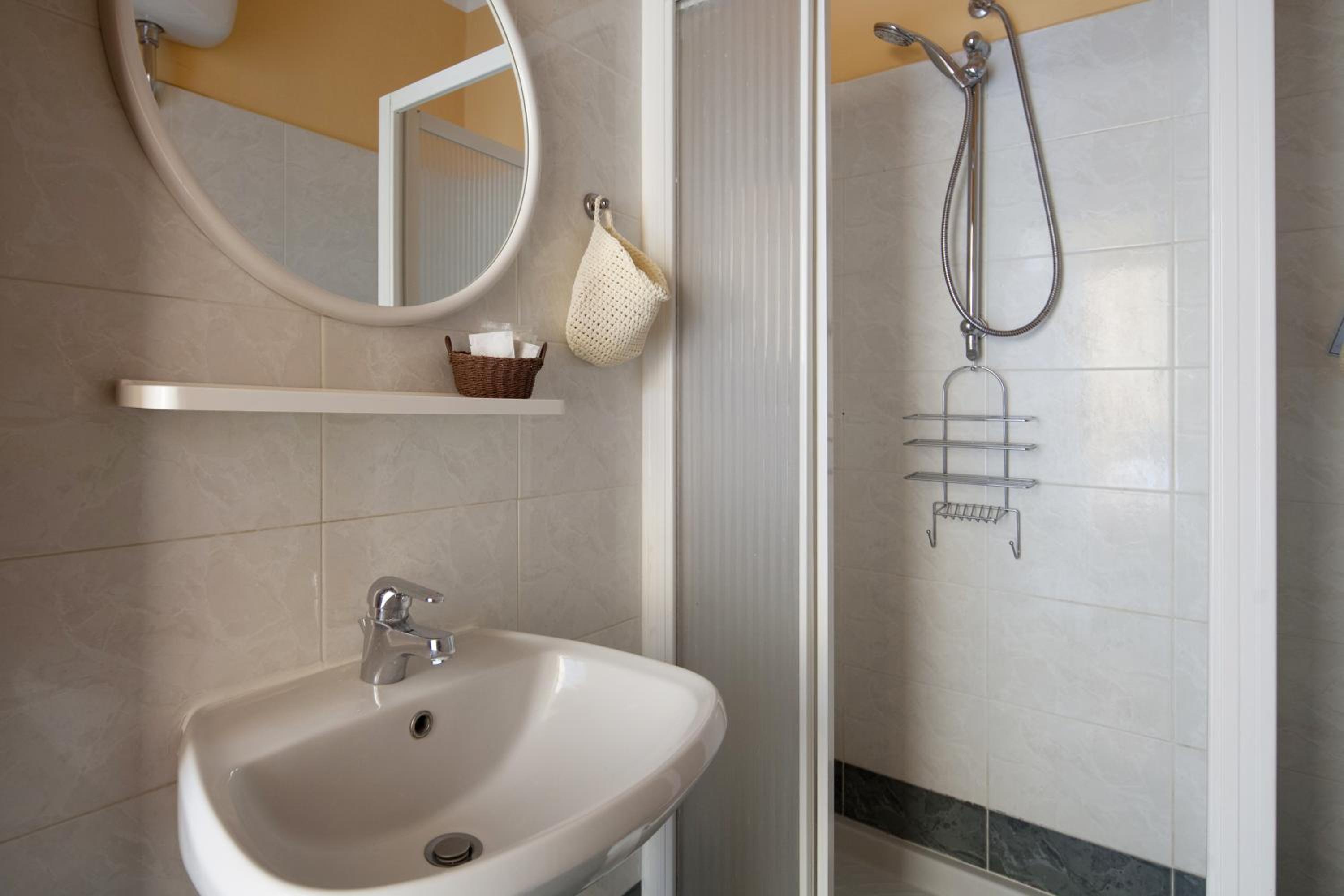 Economy Triple Room with Shared Bathroom photo 2