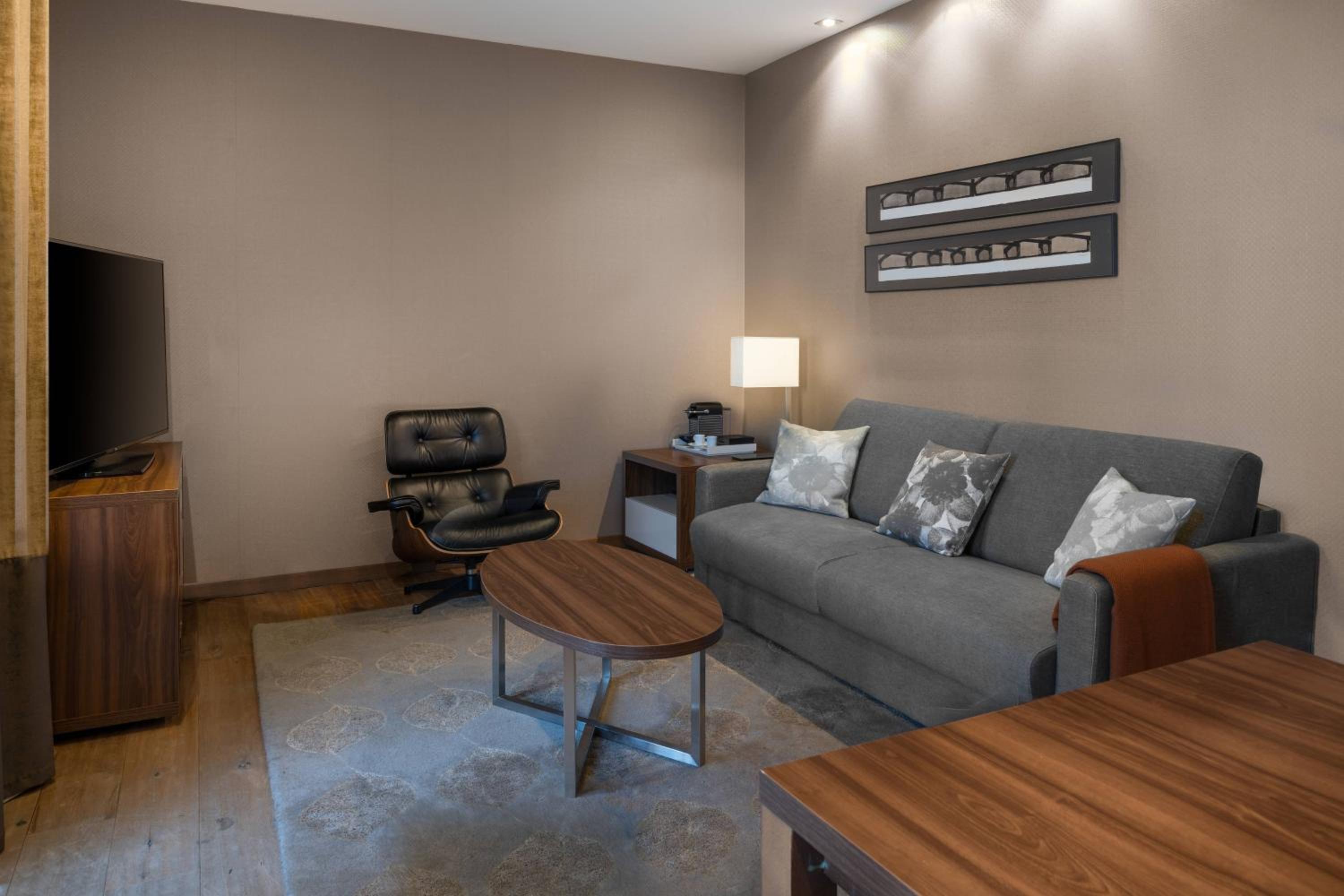 One-Bedroom Twin Suite with Sofa Bed and Mountain View One-Bedroom Twin Suite with Sofa Bed and Mountain View