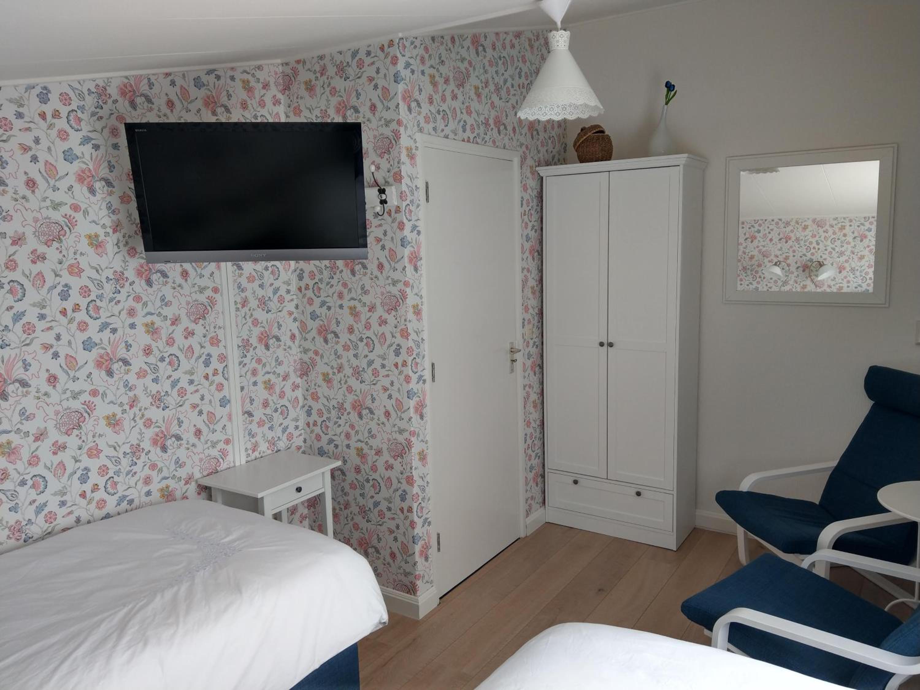 Two-Bedroom Suite - Photo 2