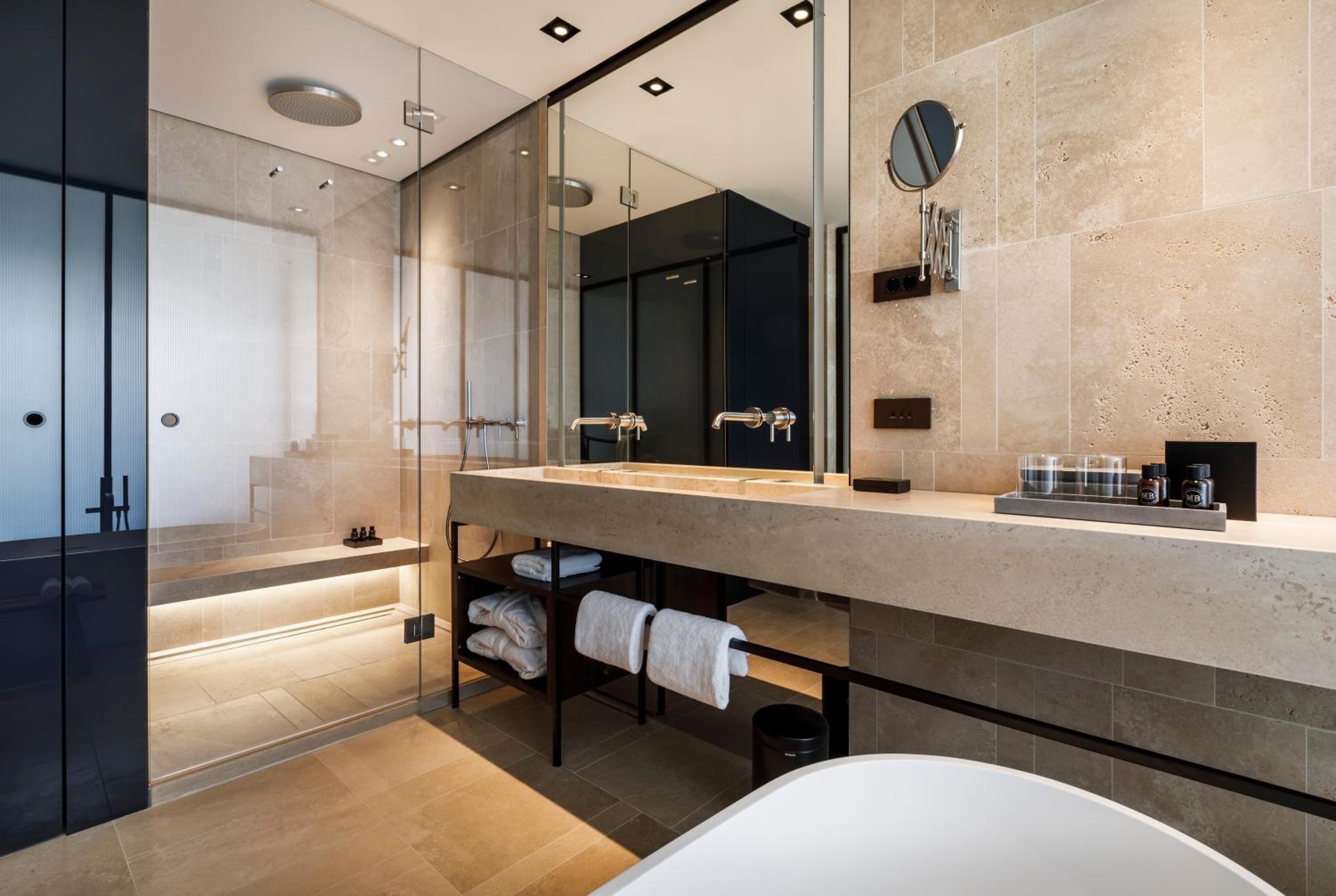 Grand Double Room with Marina View thumbnail 6