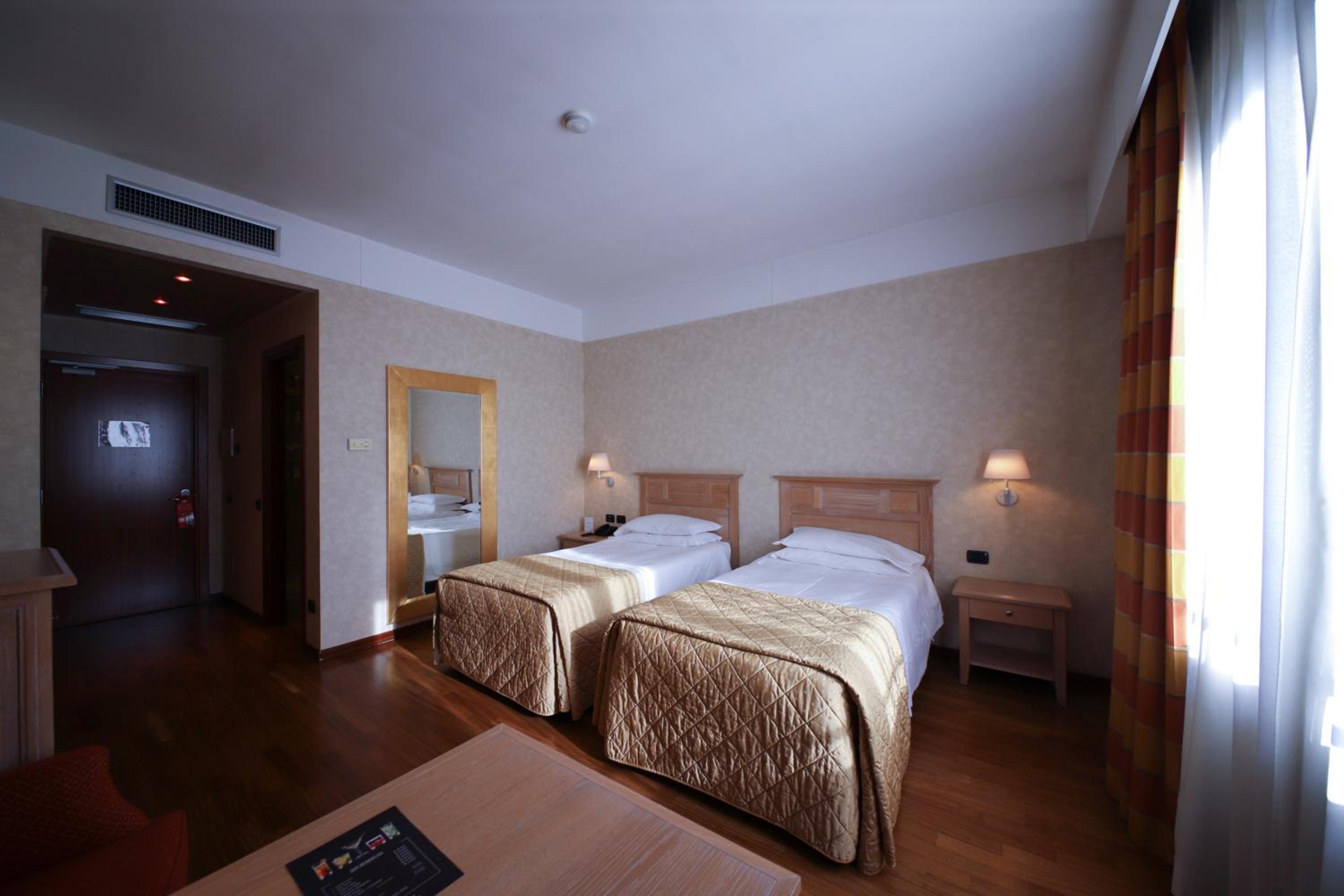 Prestige Twin Room - Photo 5
