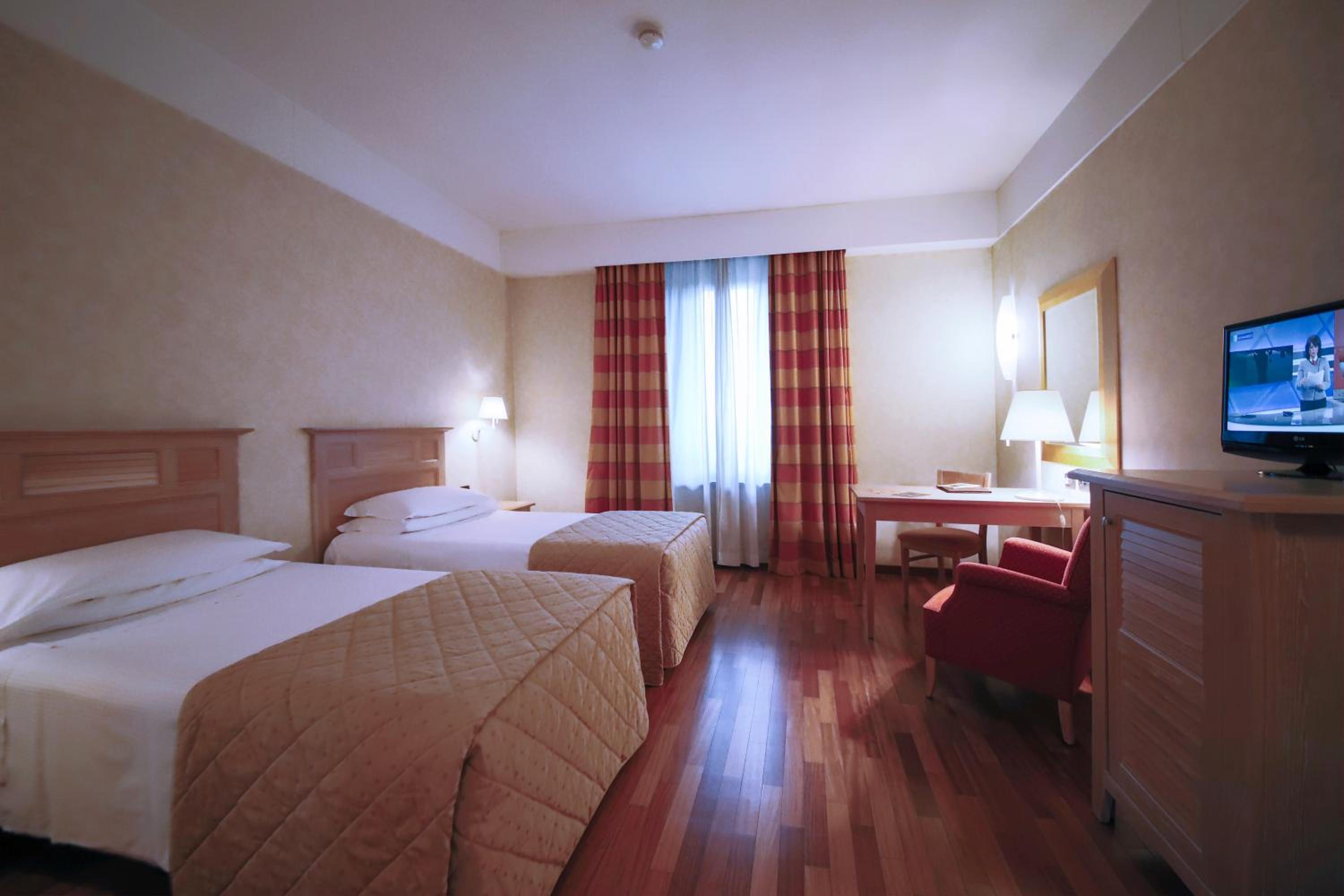 Prestige Twin Room - Photo 4