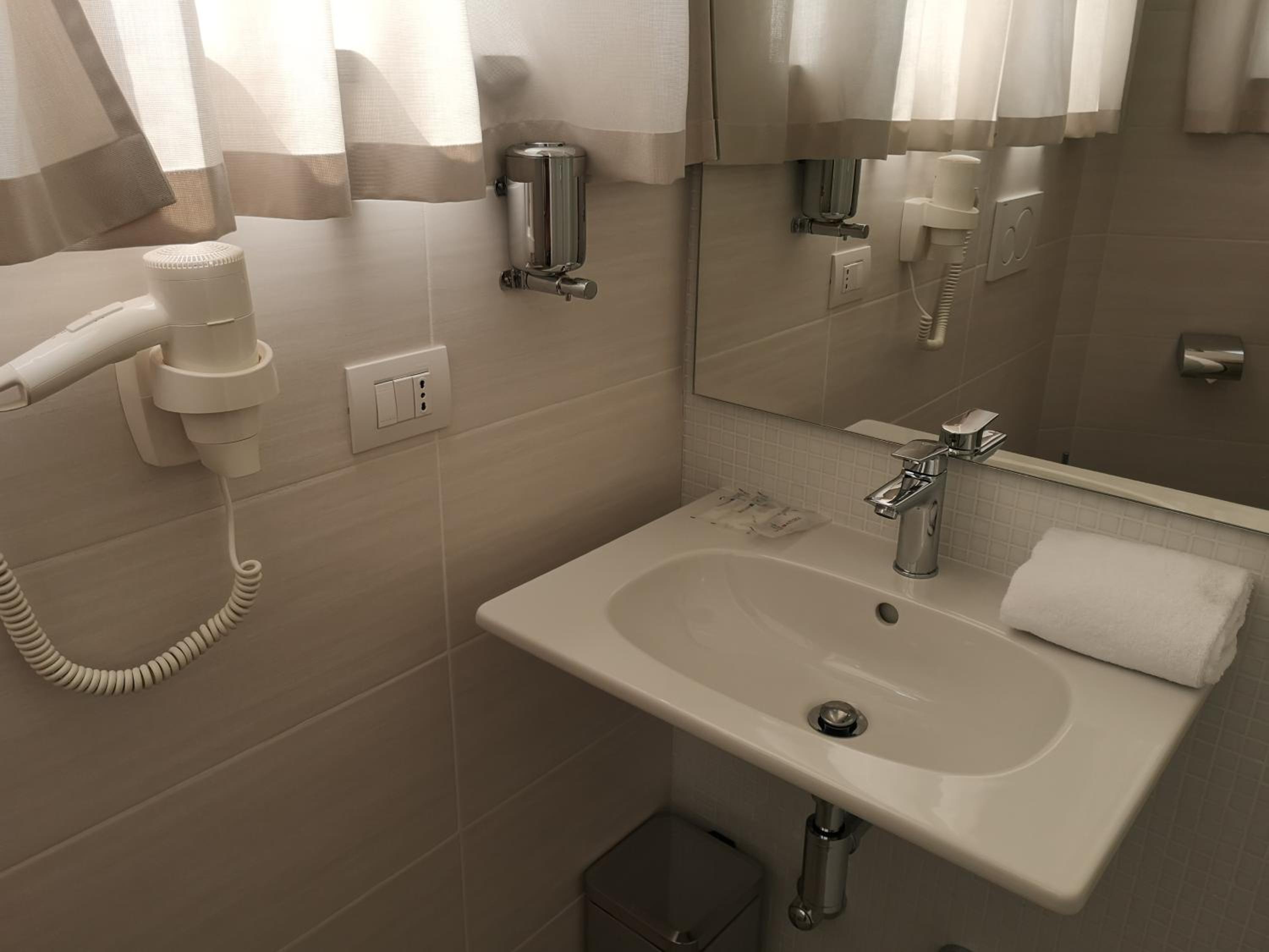 Double or Twin Room - Photo 7