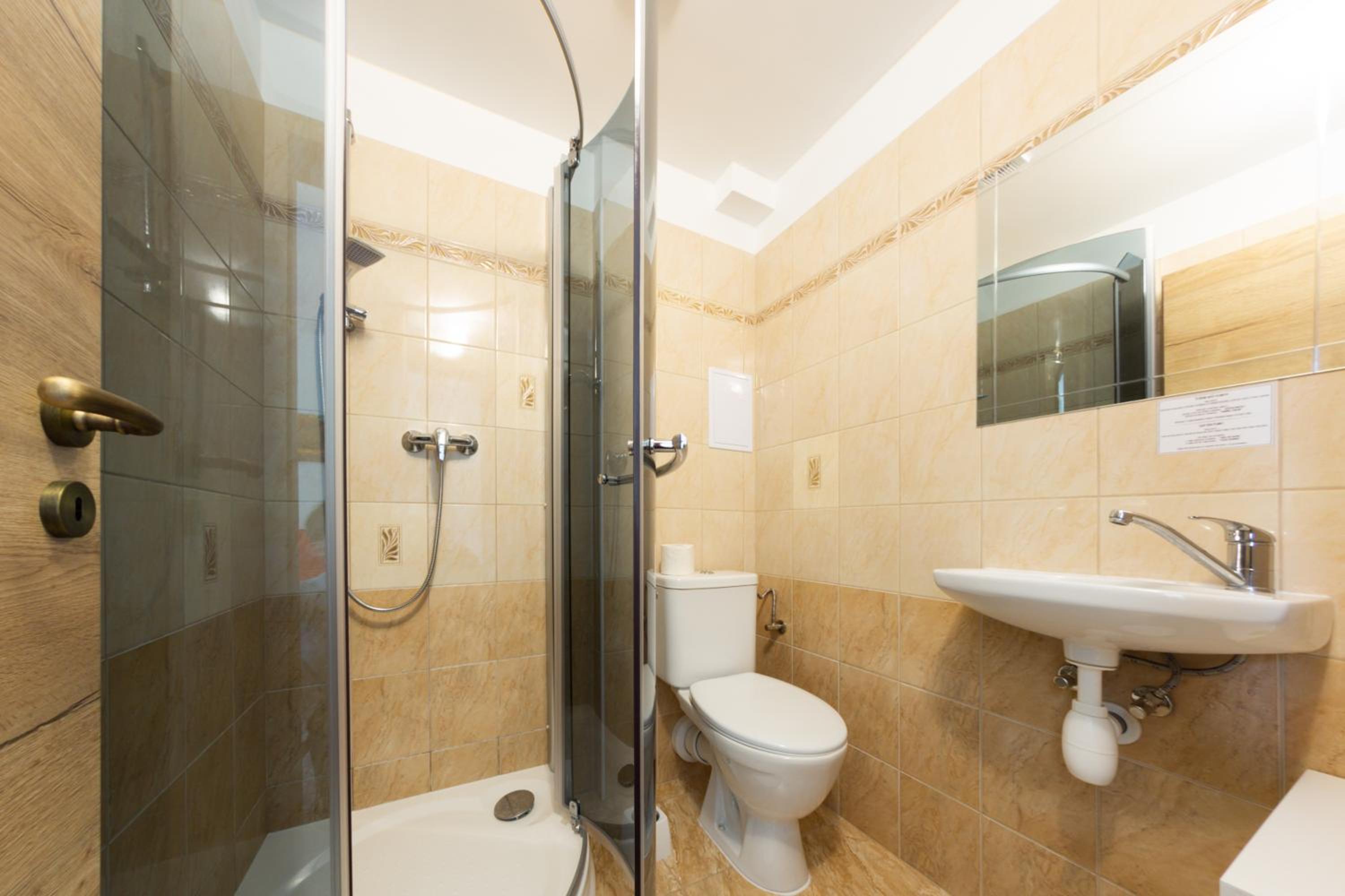 Triple Room with Private Bathroom - Photo 4