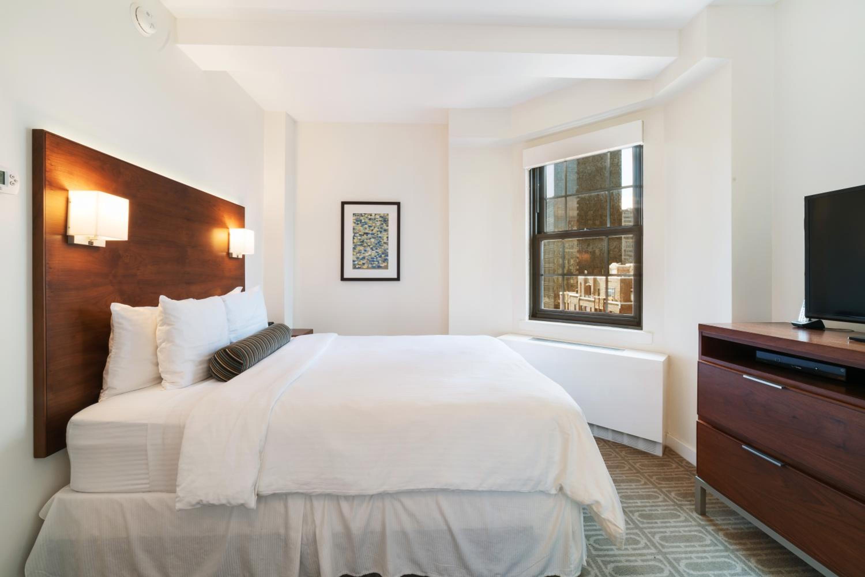 2 Queen Beds, Deluxe Two-Bedroom Apartment, Non-Smoking thumbnail 5
