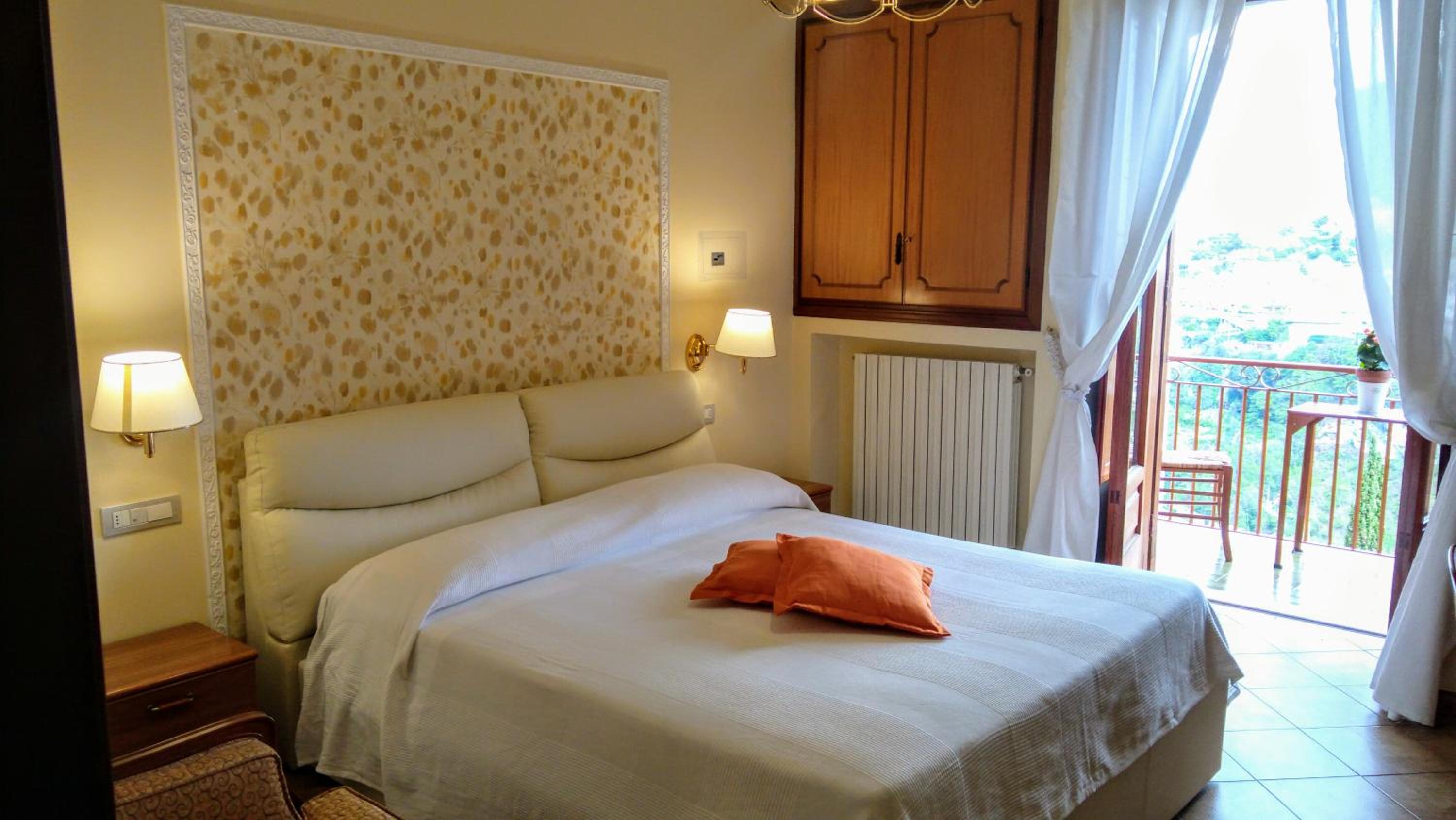 Double Room with Balcony - Photo 8