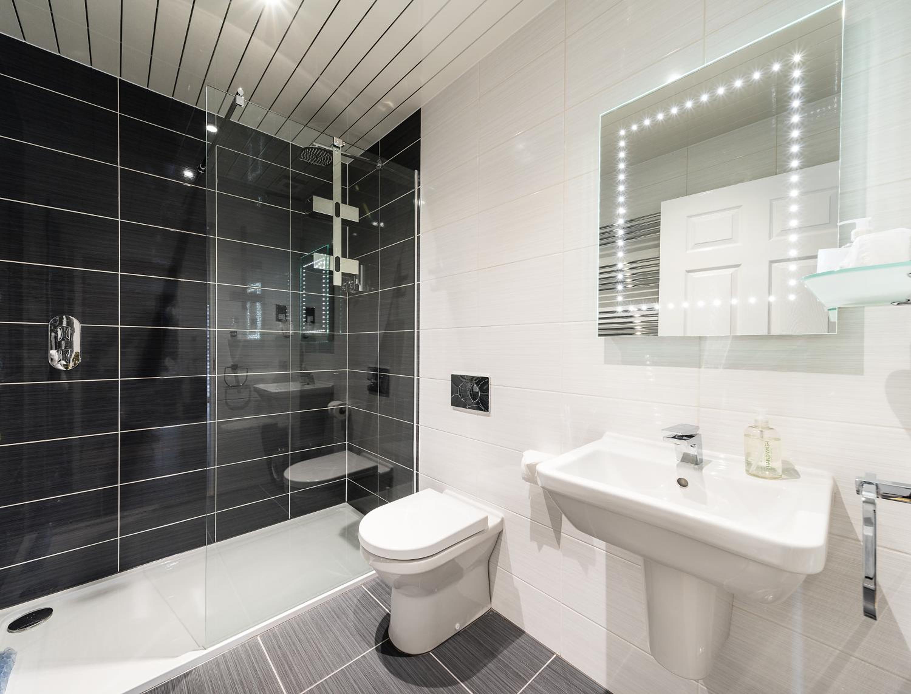 Superior King Suite photo 3