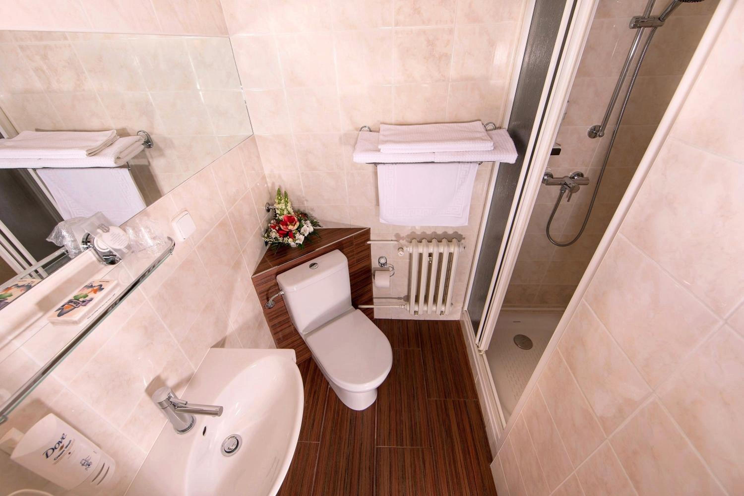Double or Twin Room - Photo 5