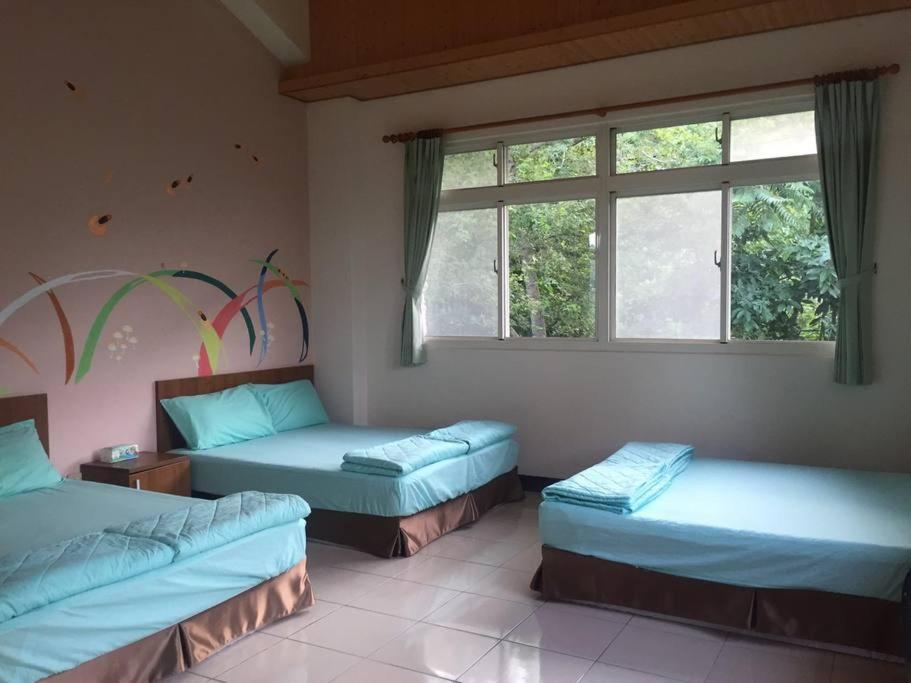 Family Room with Mountain View photo 1