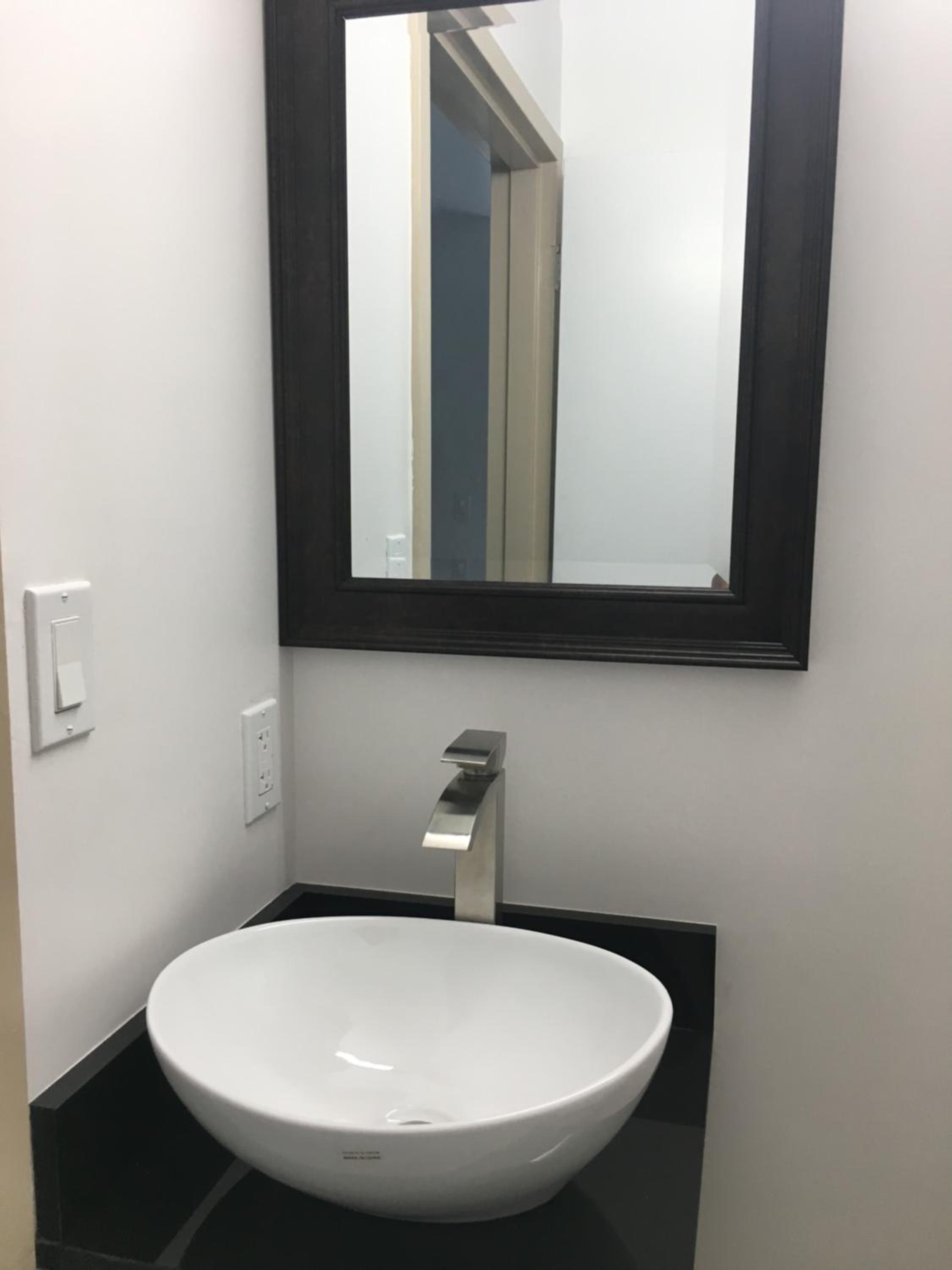Deluxe King Room - Non-Smoking - Photo 12