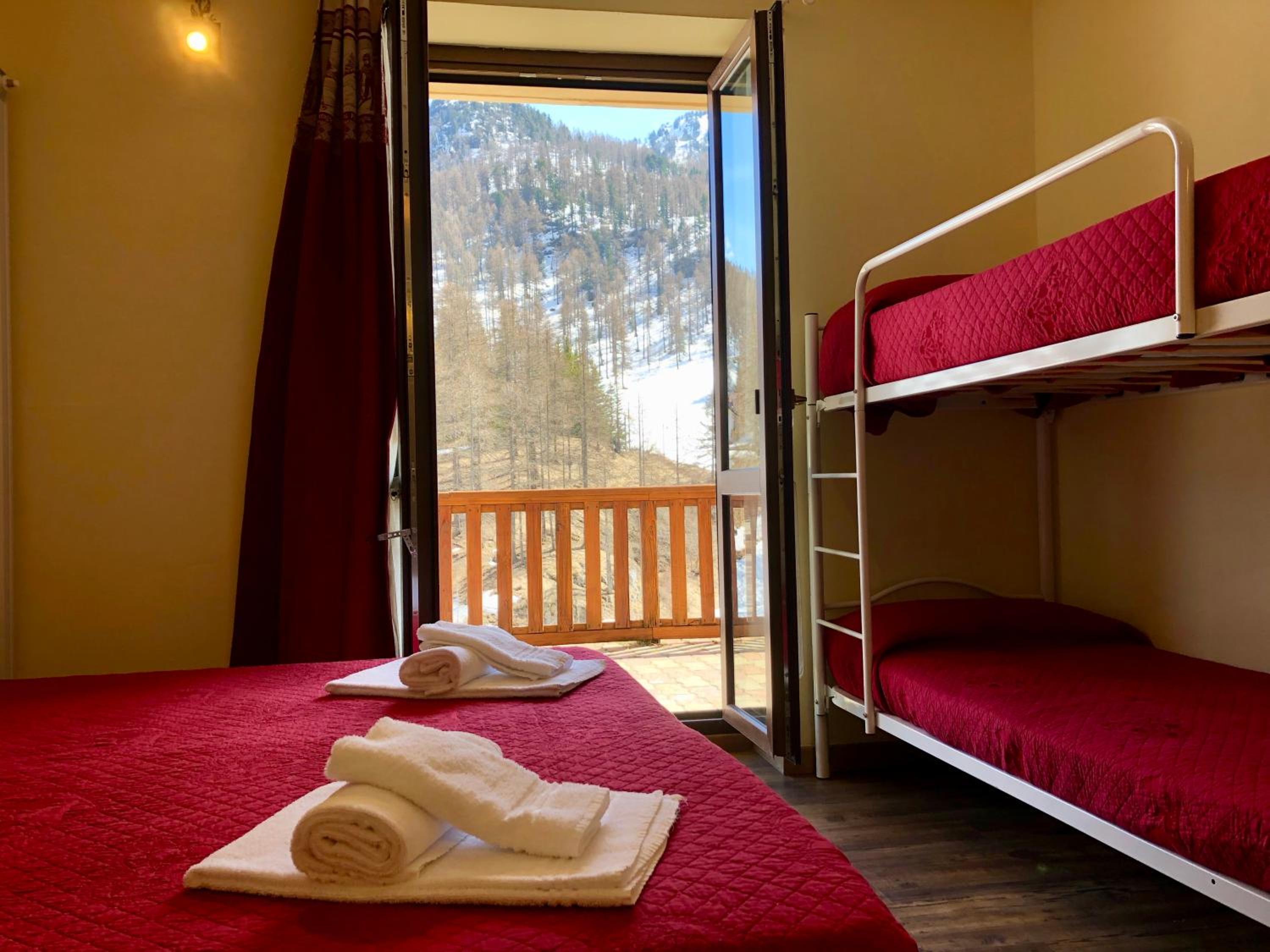 Quadruple Room with Mountain View photo 3