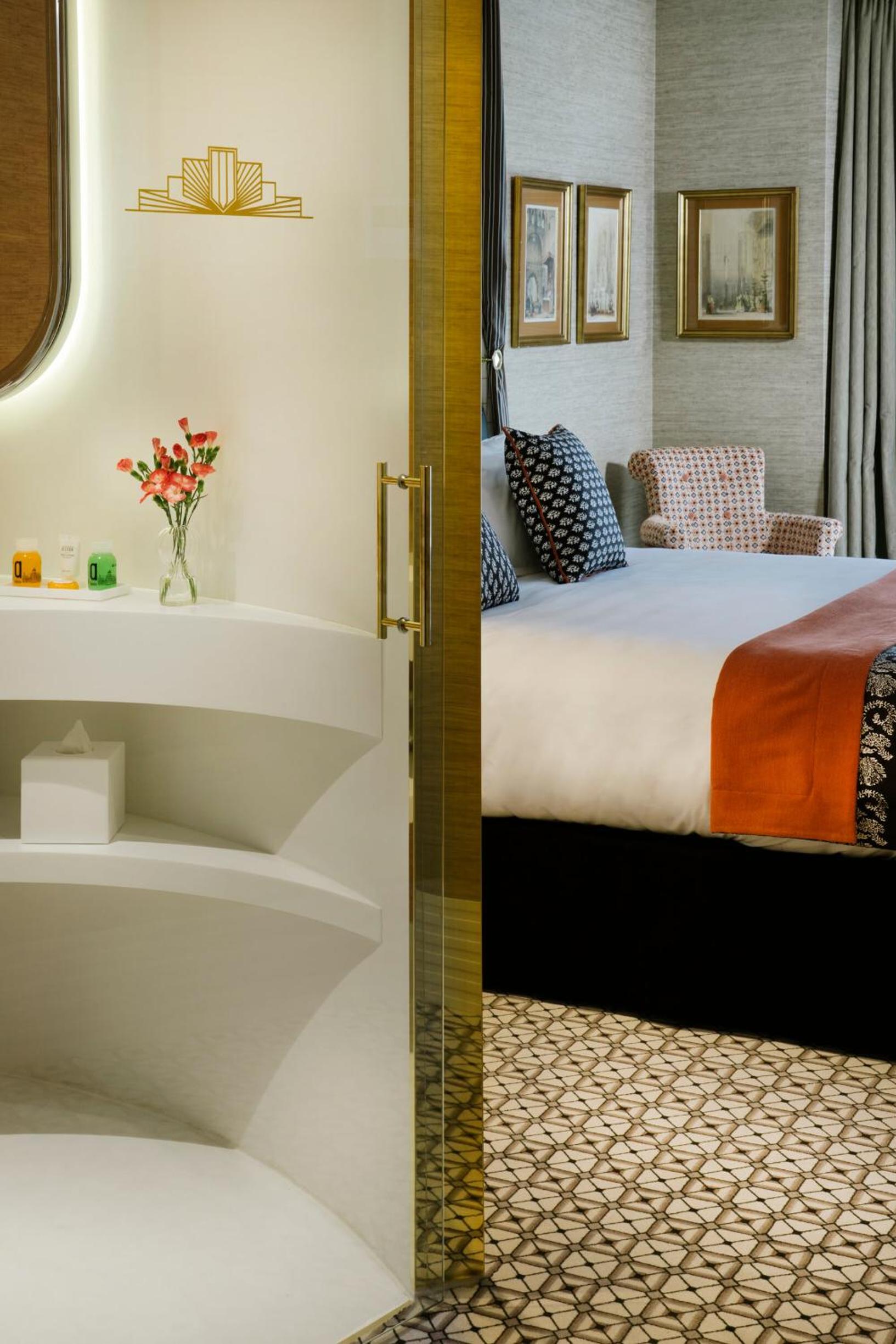 Junior Suite with City View - Photo 6
