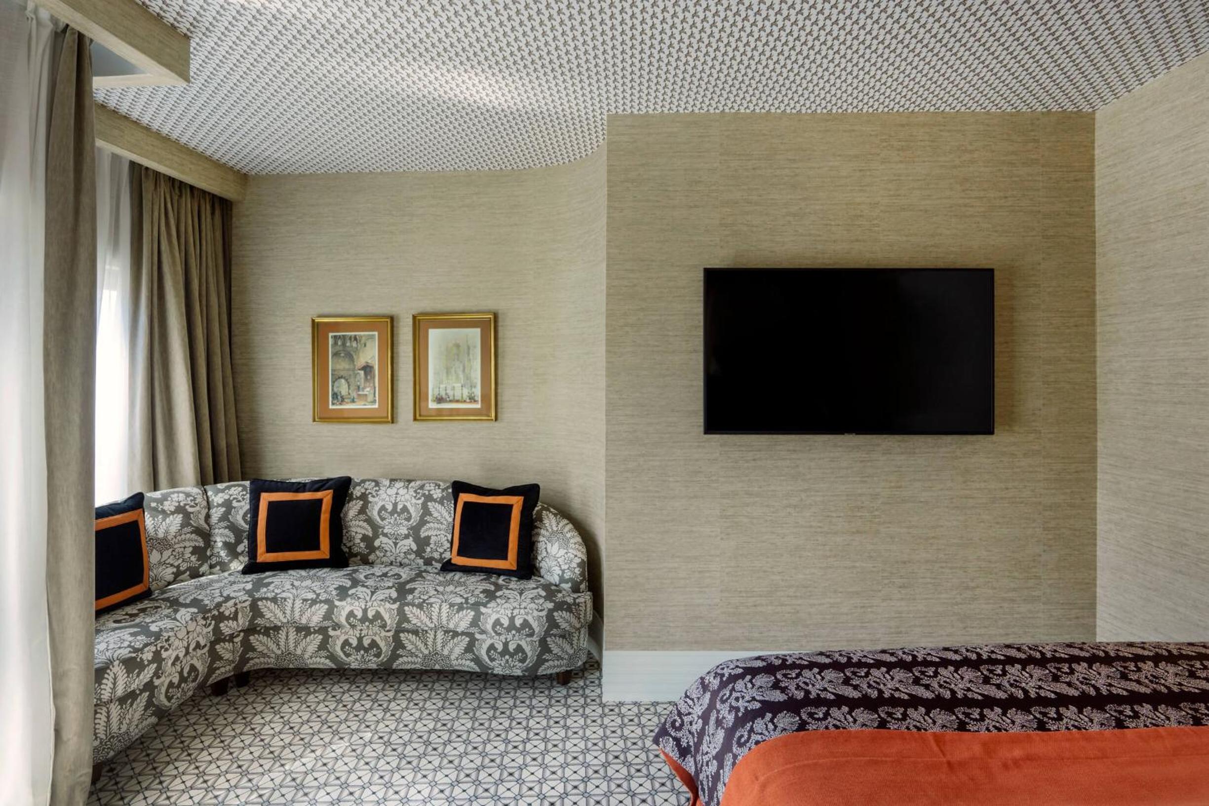 Junior Suite with City View - Photo 4