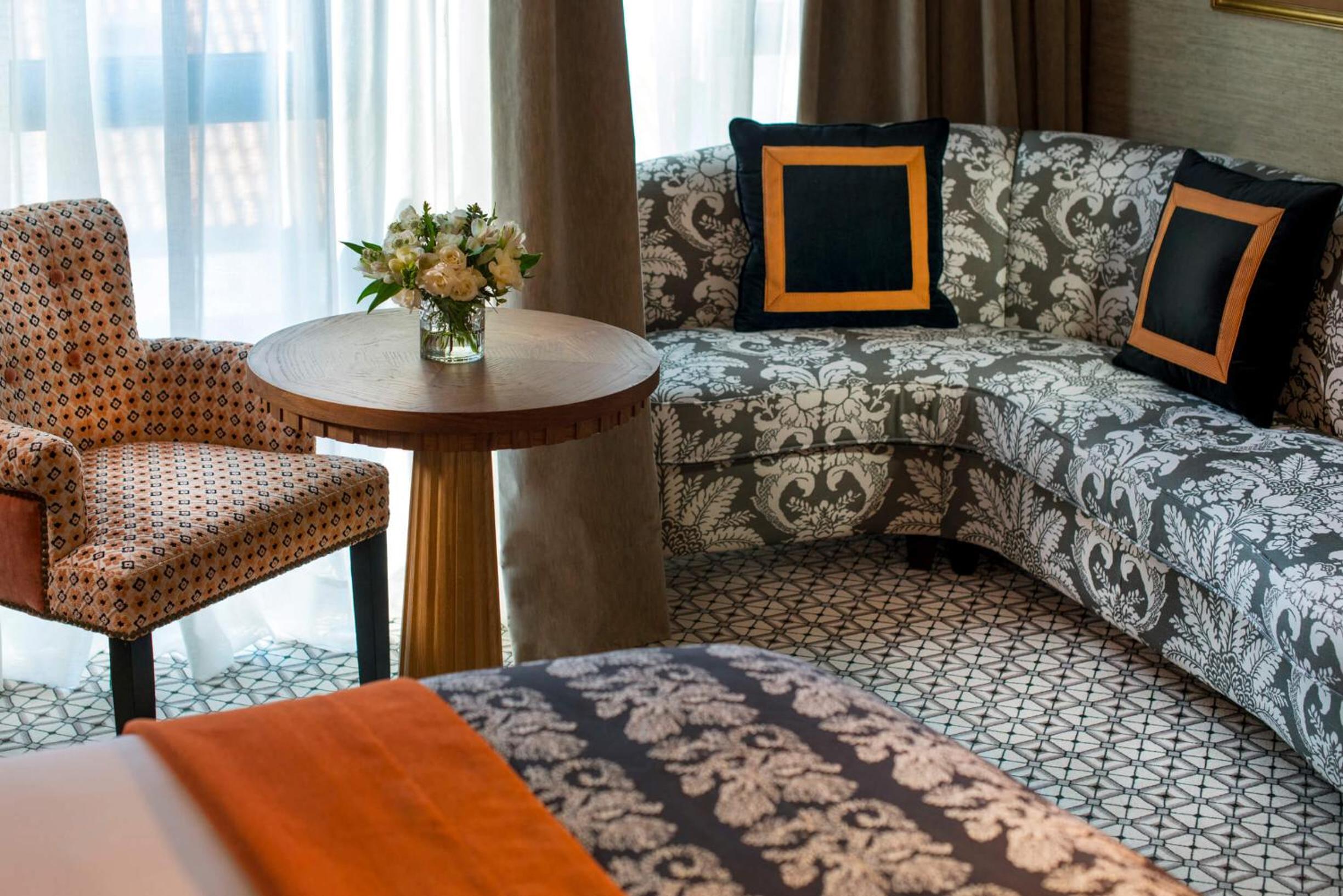 Junior Suite with City View - Photo 2