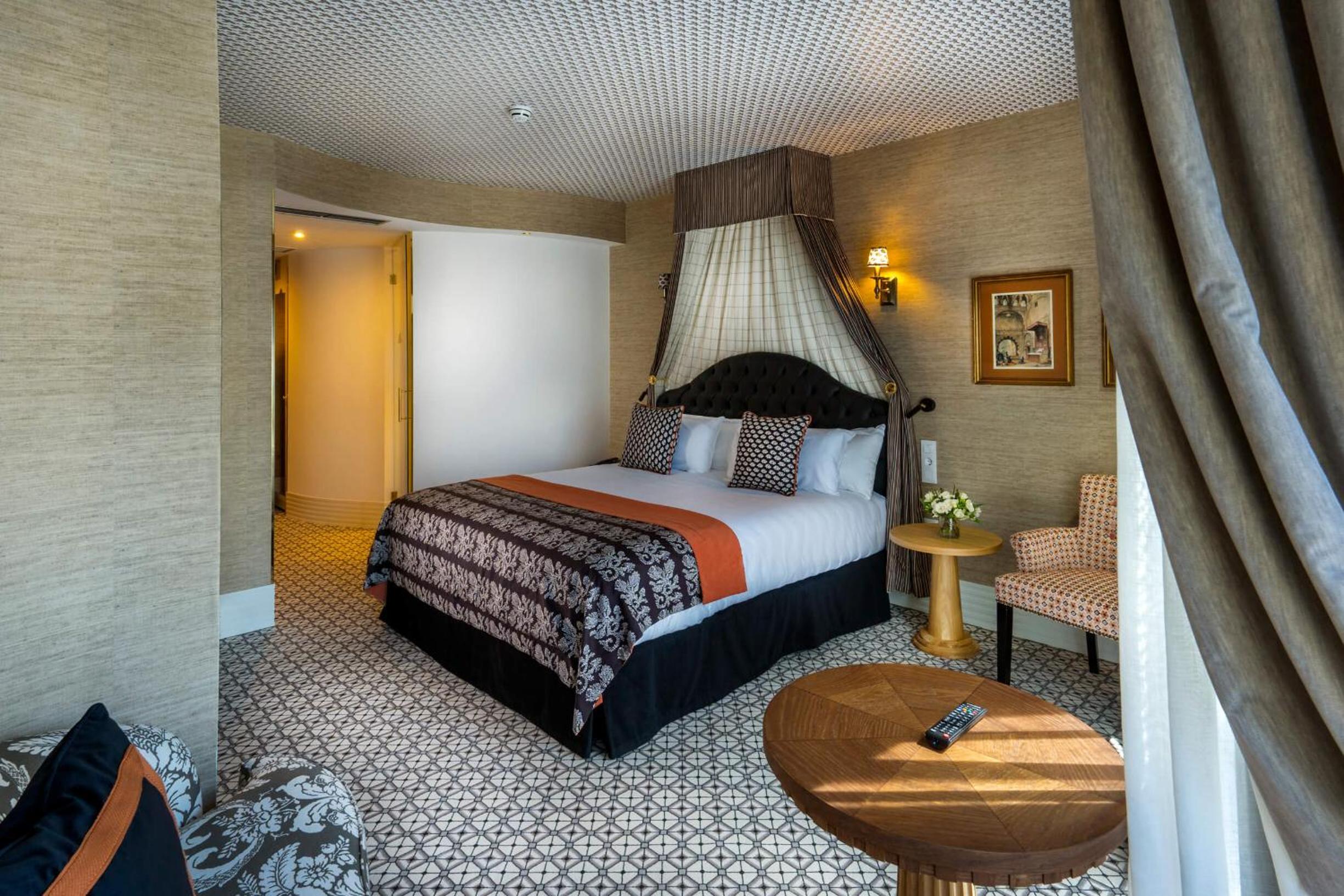 Junior Suite with City View - Photo 1
