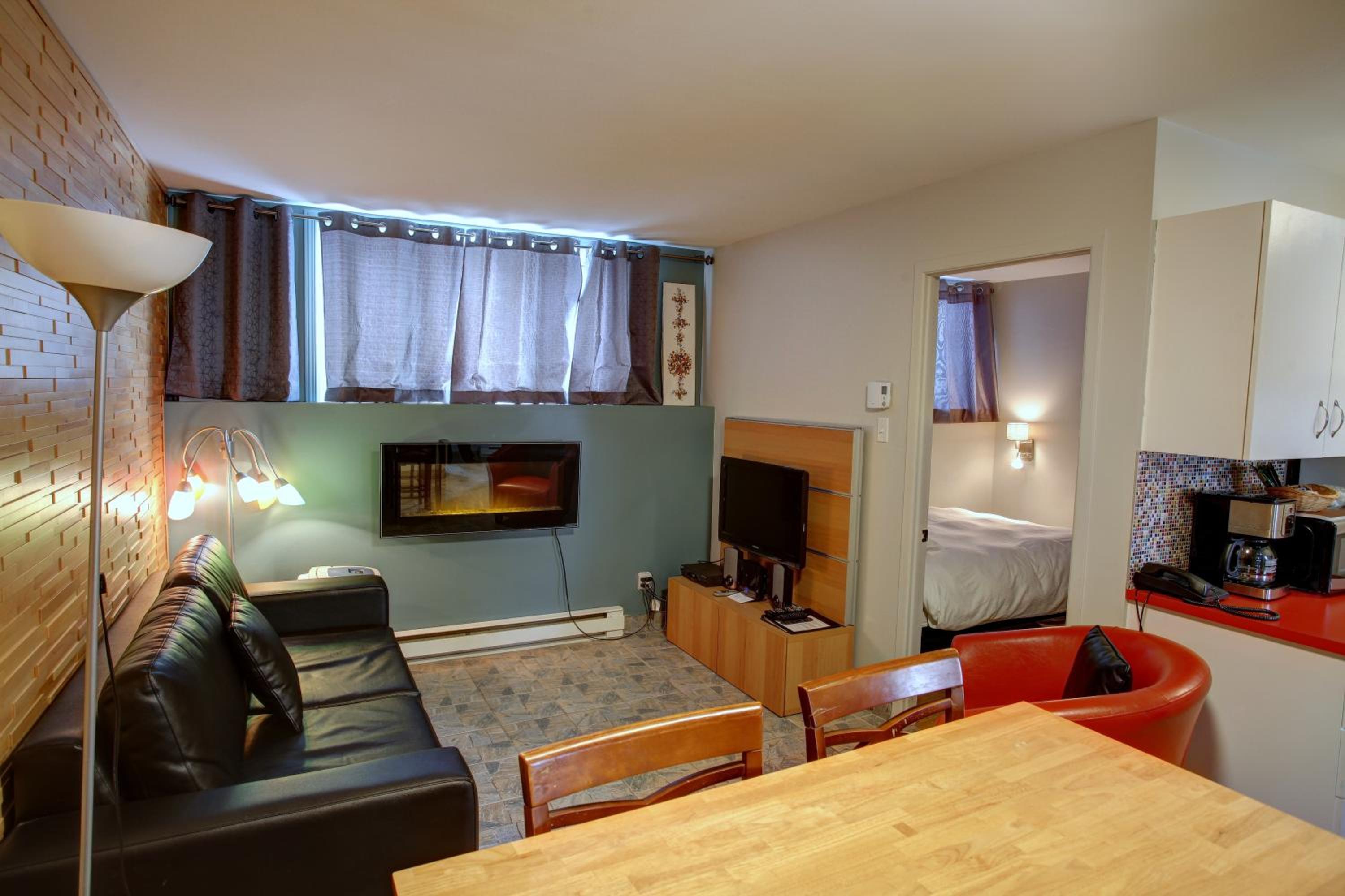 One-Bedroom Apartment - 0.6 mi Away photo 2