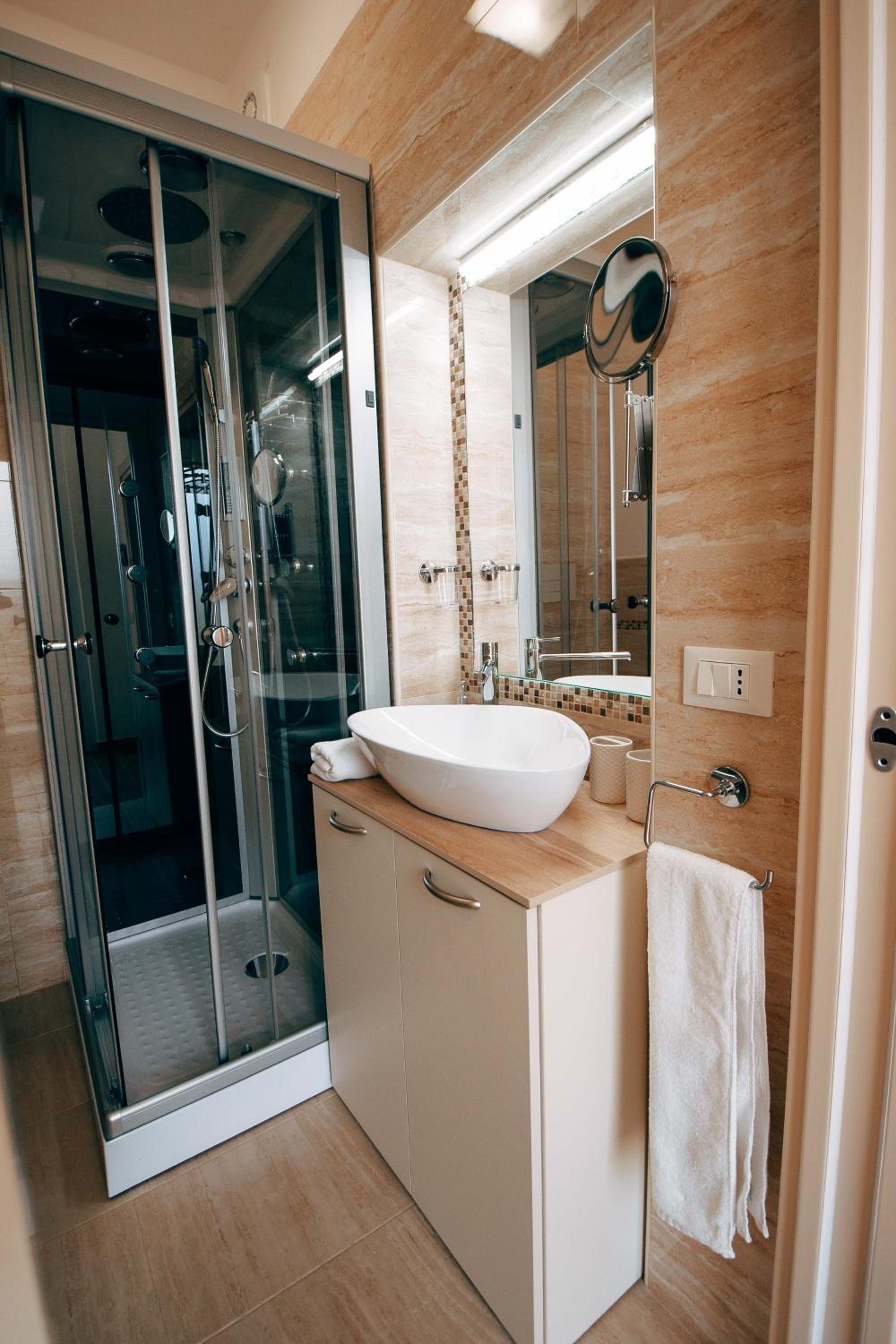 Quadruple Room - Photo 8