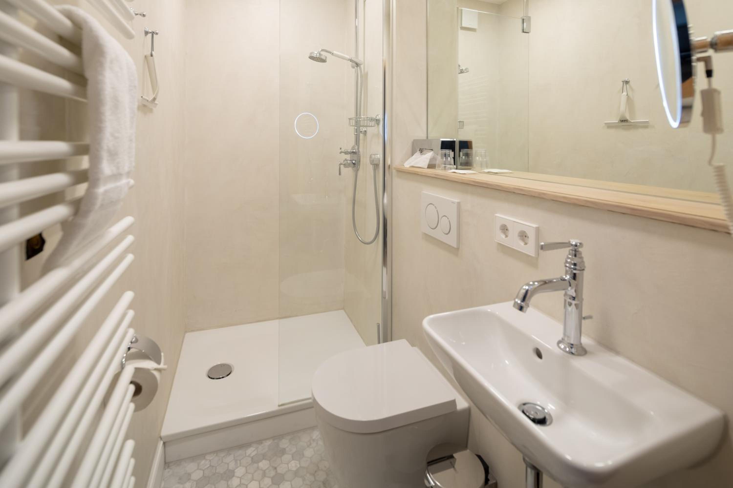 One-Bedroom Apartment - Photo 2