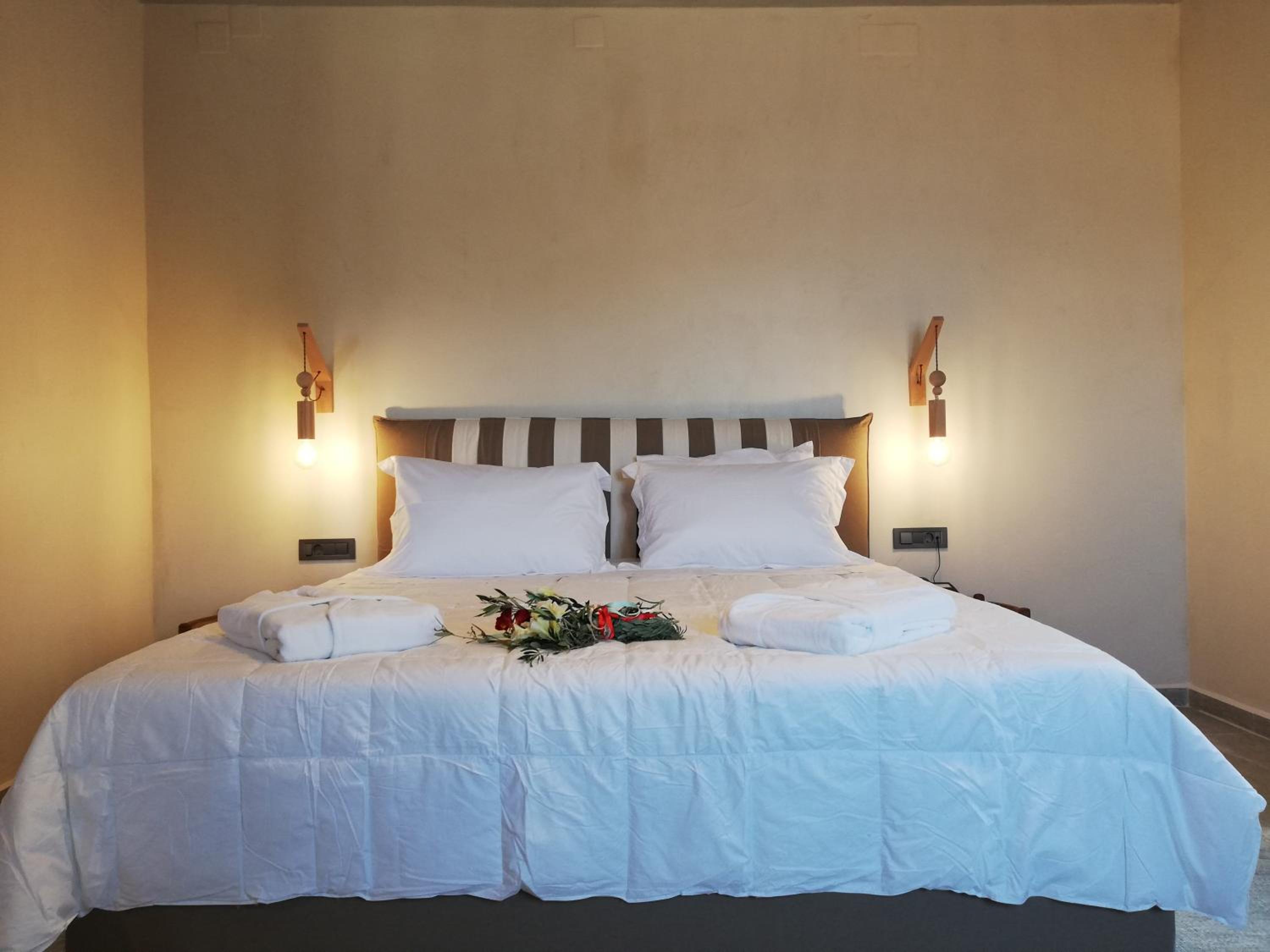 Deluxe Double Room - Photo 9