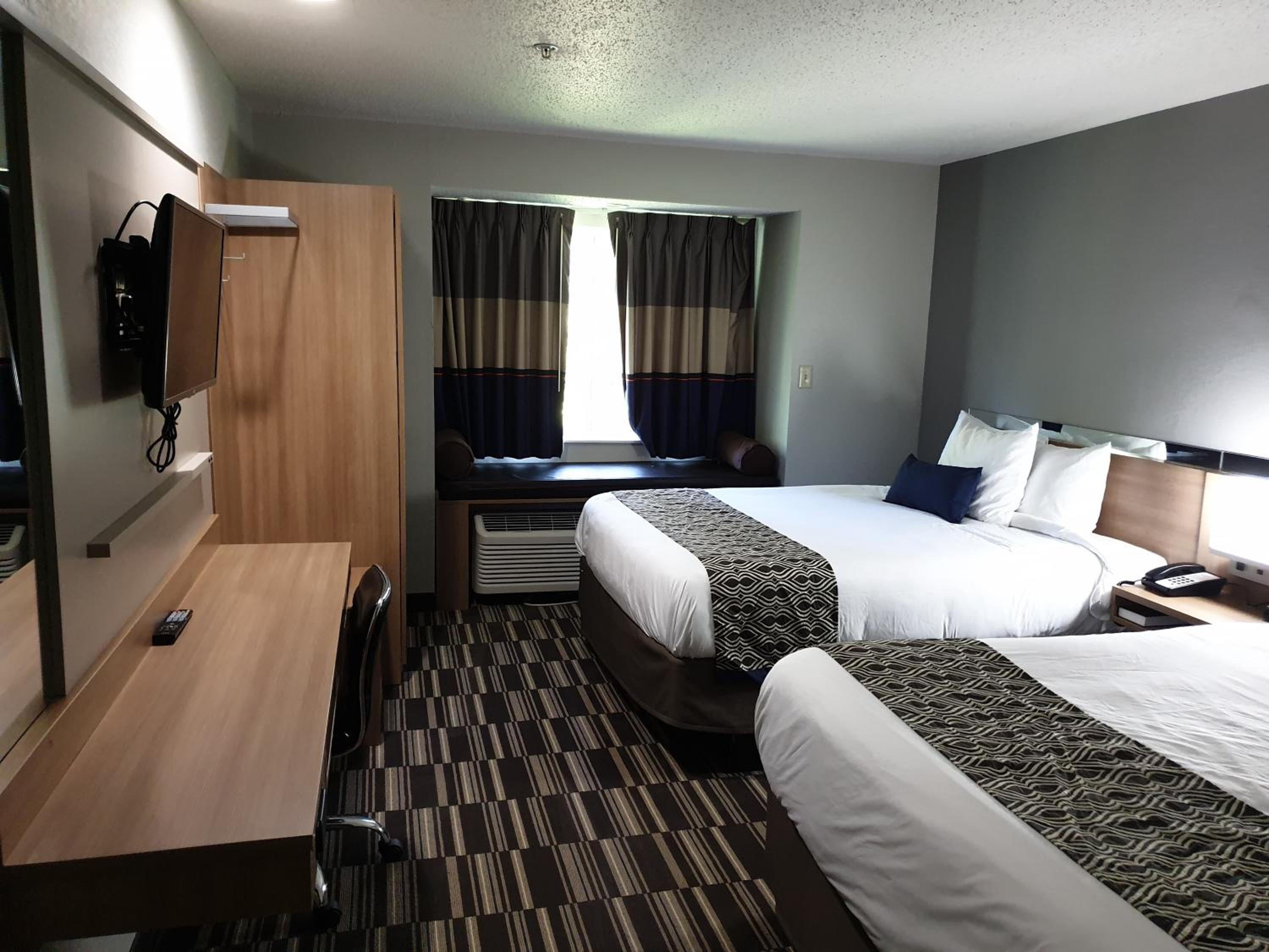 Queen Room with Two Queen Beds - Non-Smoking - Photo 3