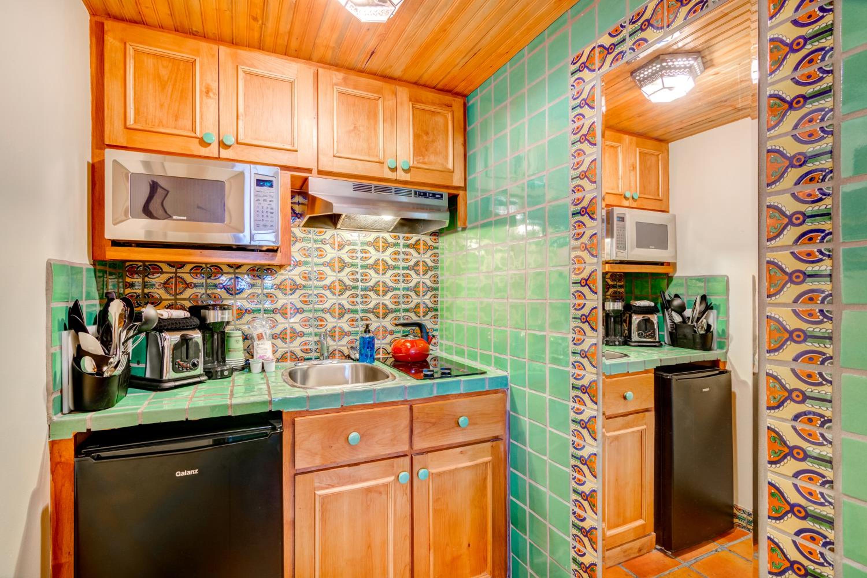 King Room with Kitchenette - Not Pet Friendly - Photo 4