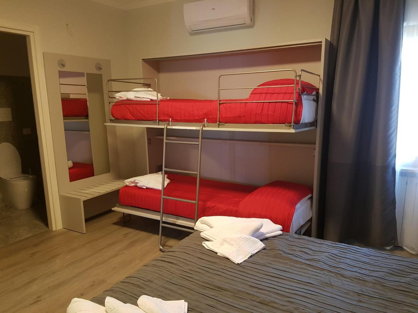 Quadruple Room with Private Bathroom - Photo 1