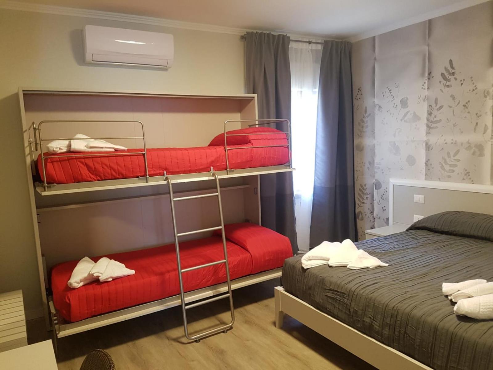 Quadruple Room with Private Bathroom - Photo 4