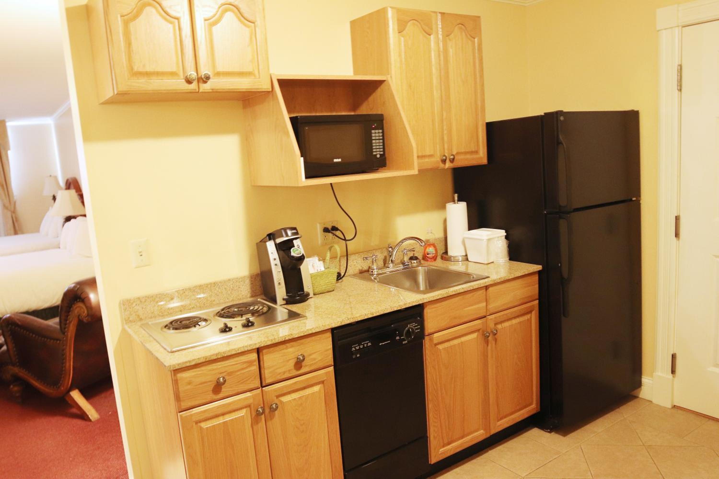 Executive Queen Suite with Two Queen Beds, Full Kitchen and Fireplace - Non-Smoking - Photo 2