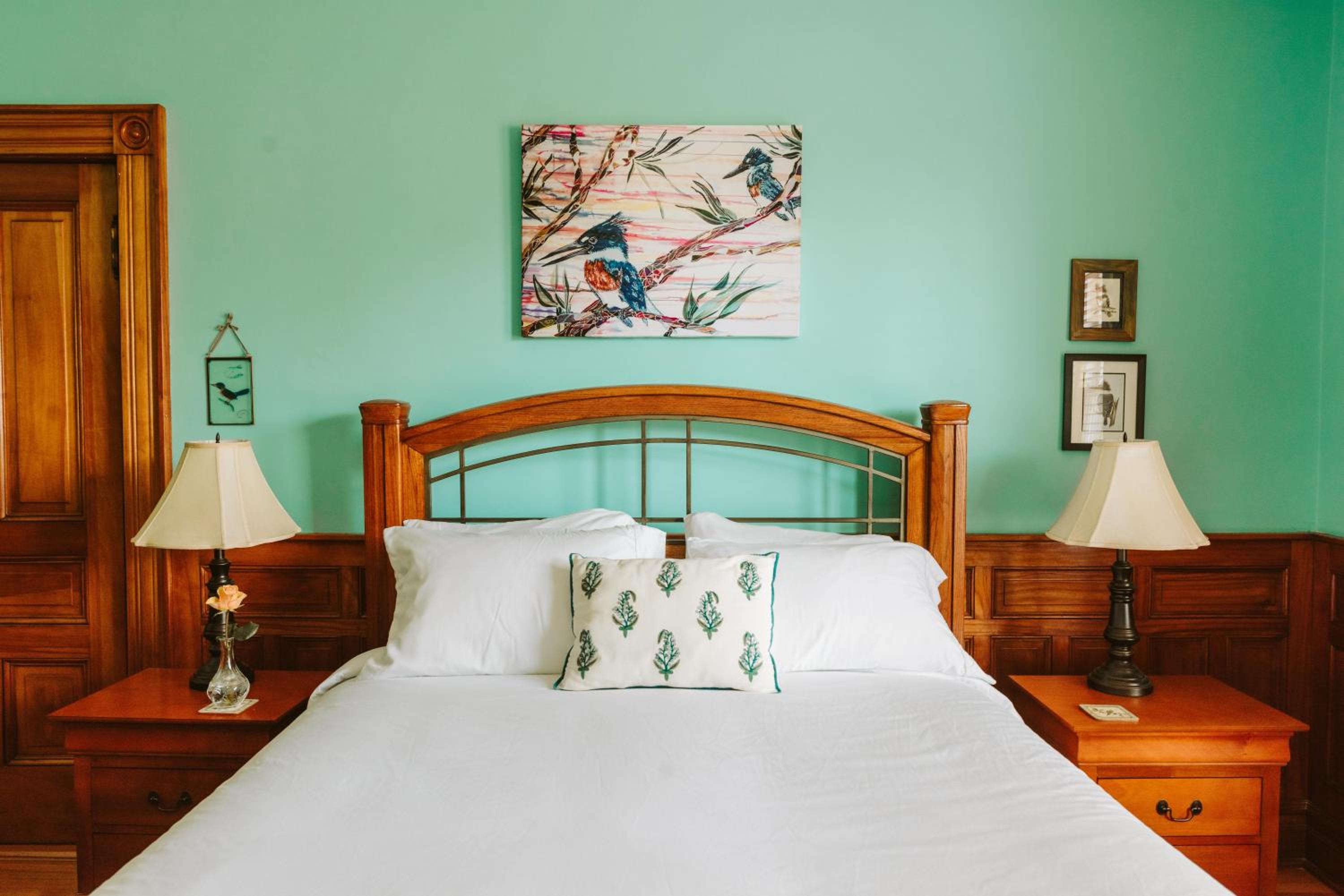 Queen Room photo 2