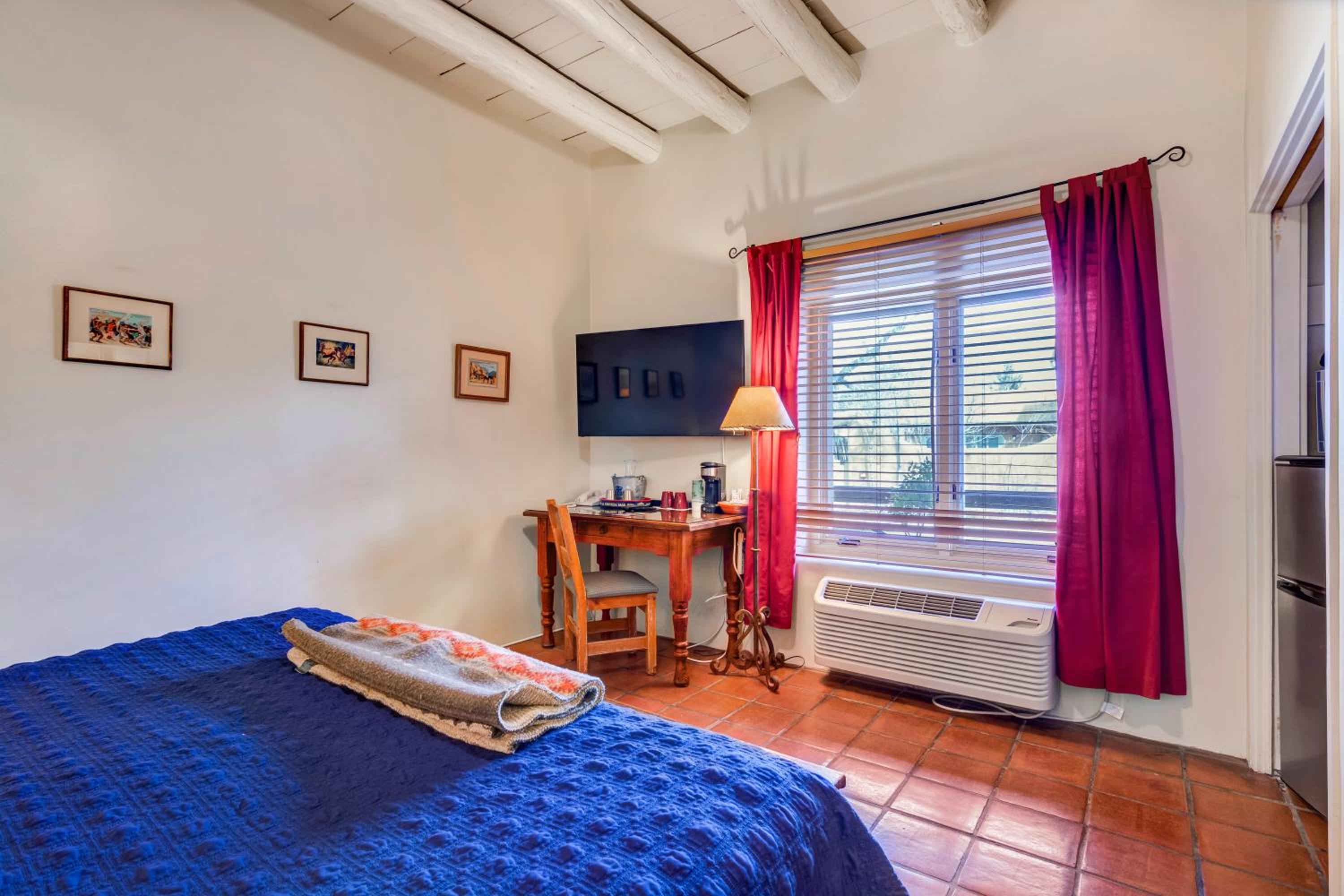 King Room with Patio - Pet-Friendly photo 3