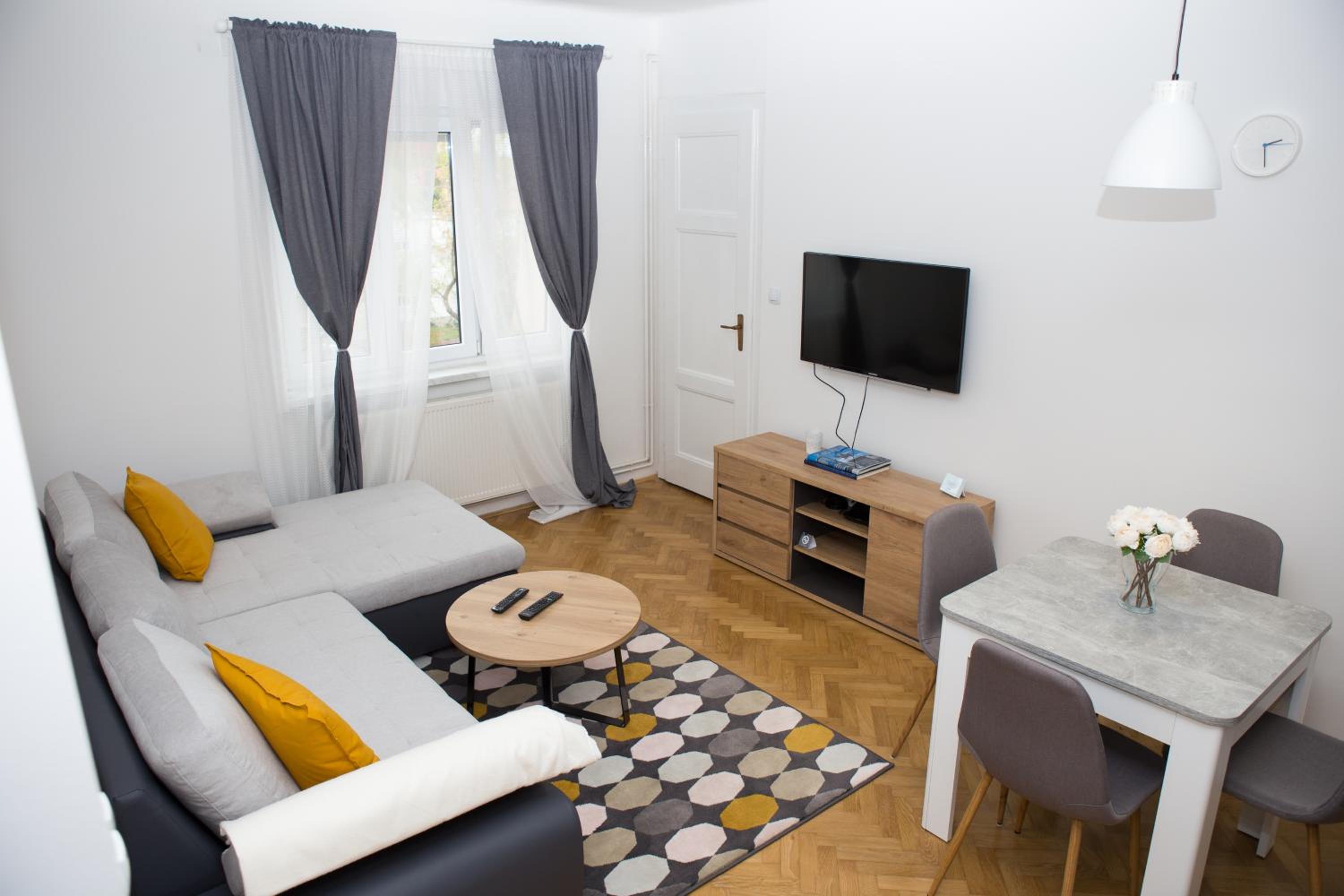 One-Bedroom Apartment - Photo 1