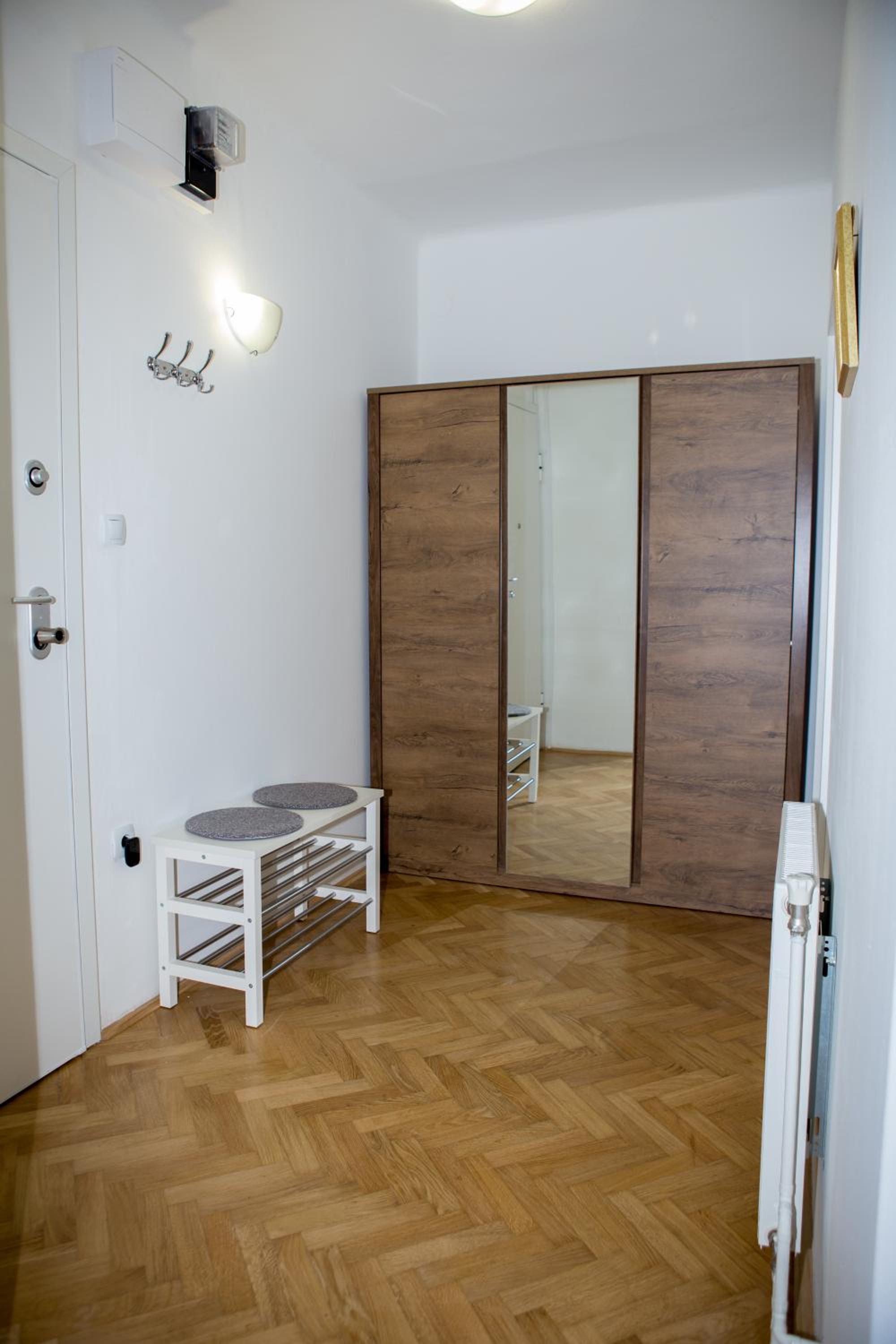 One-Bedroom Apartment - Photo 2