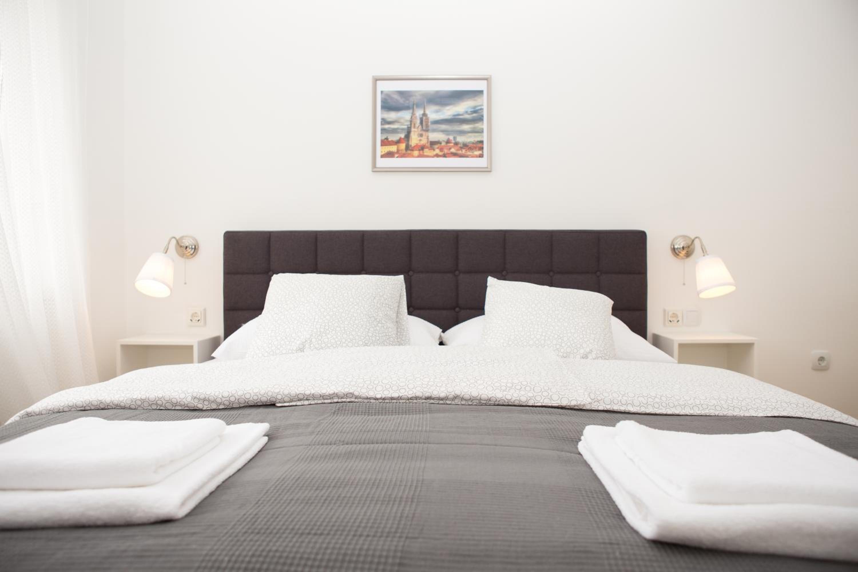 One-Bedroom Apartment - Photo 3