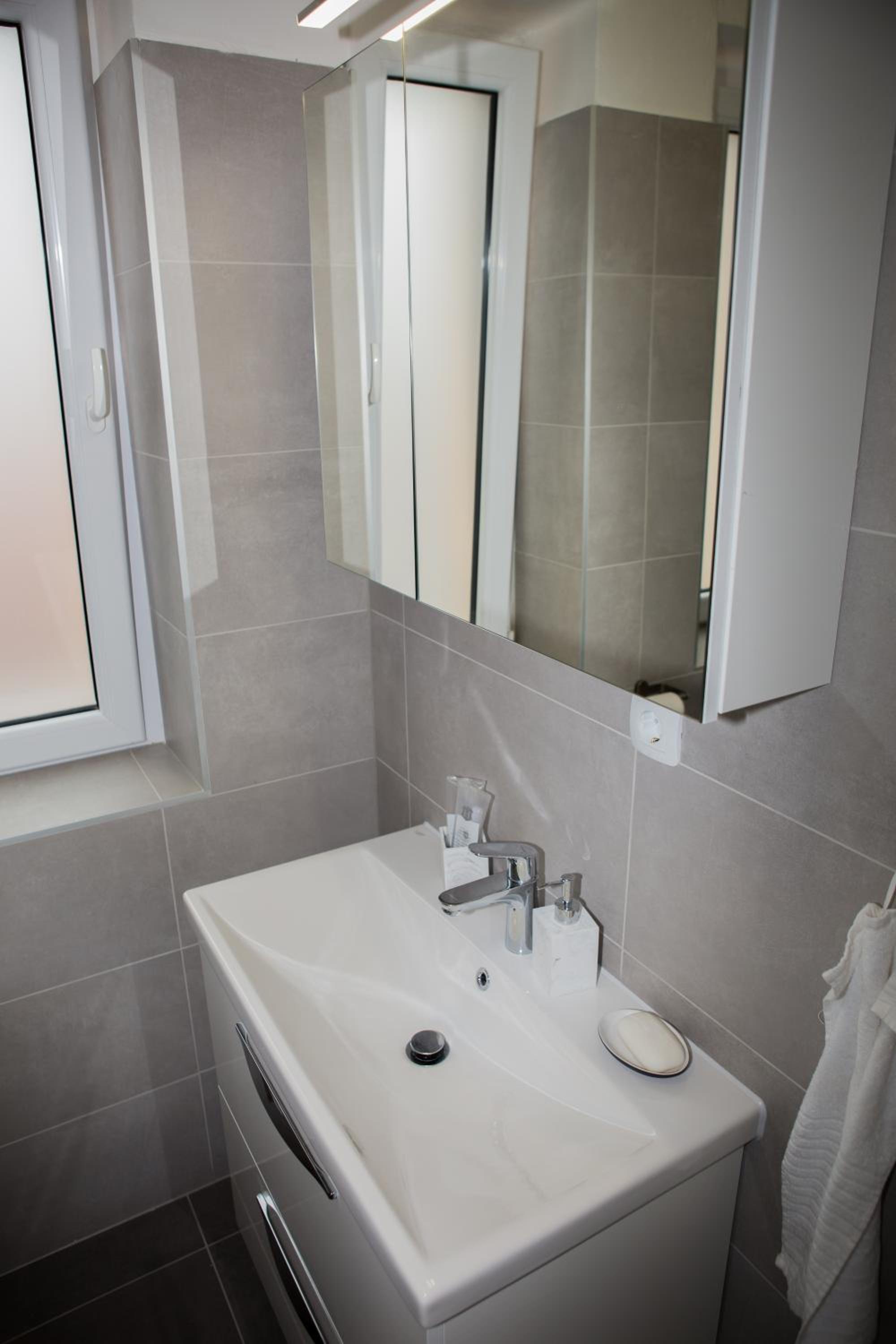 Studio Apartment - Photo 23