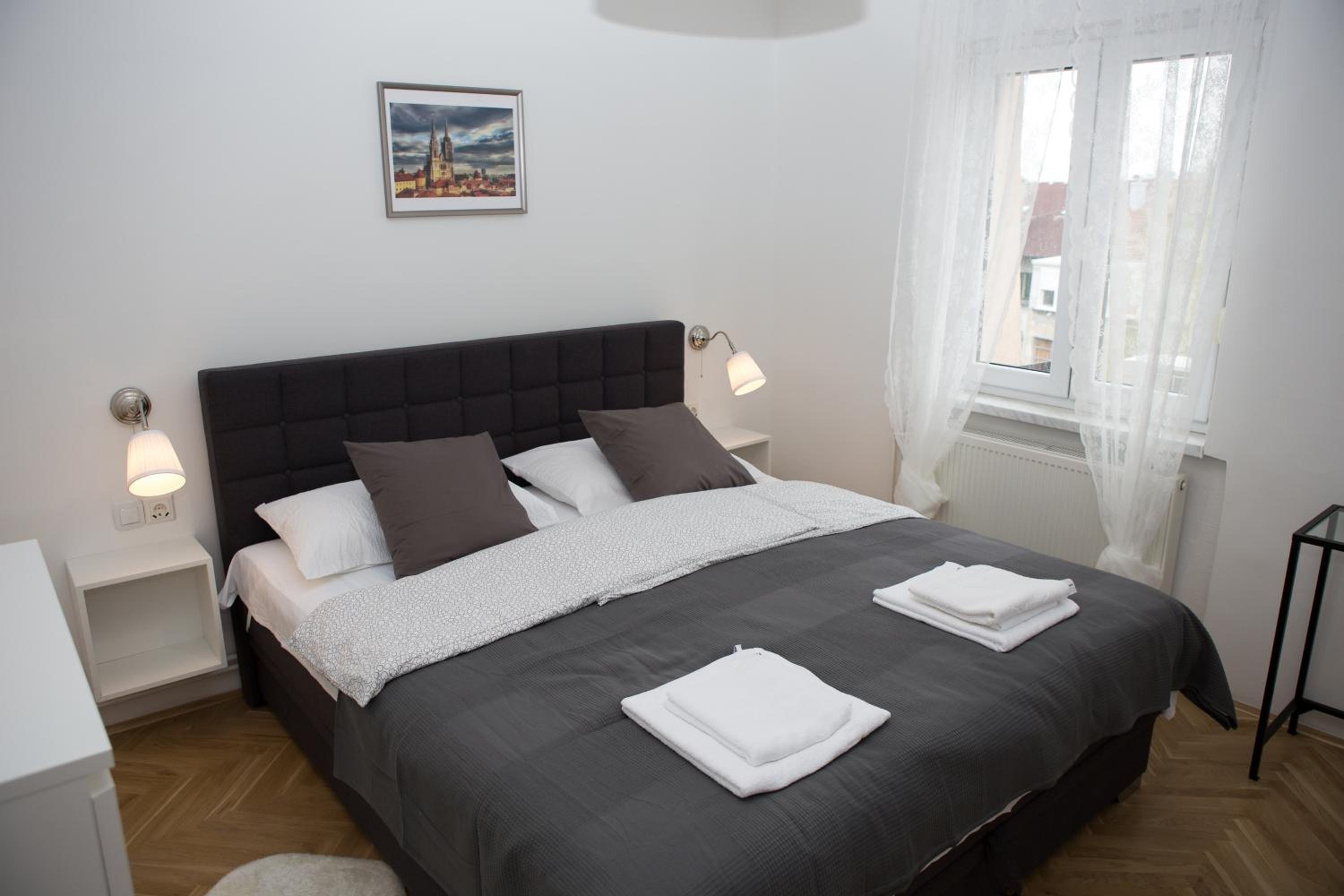 Studio Apartment - Photo 1