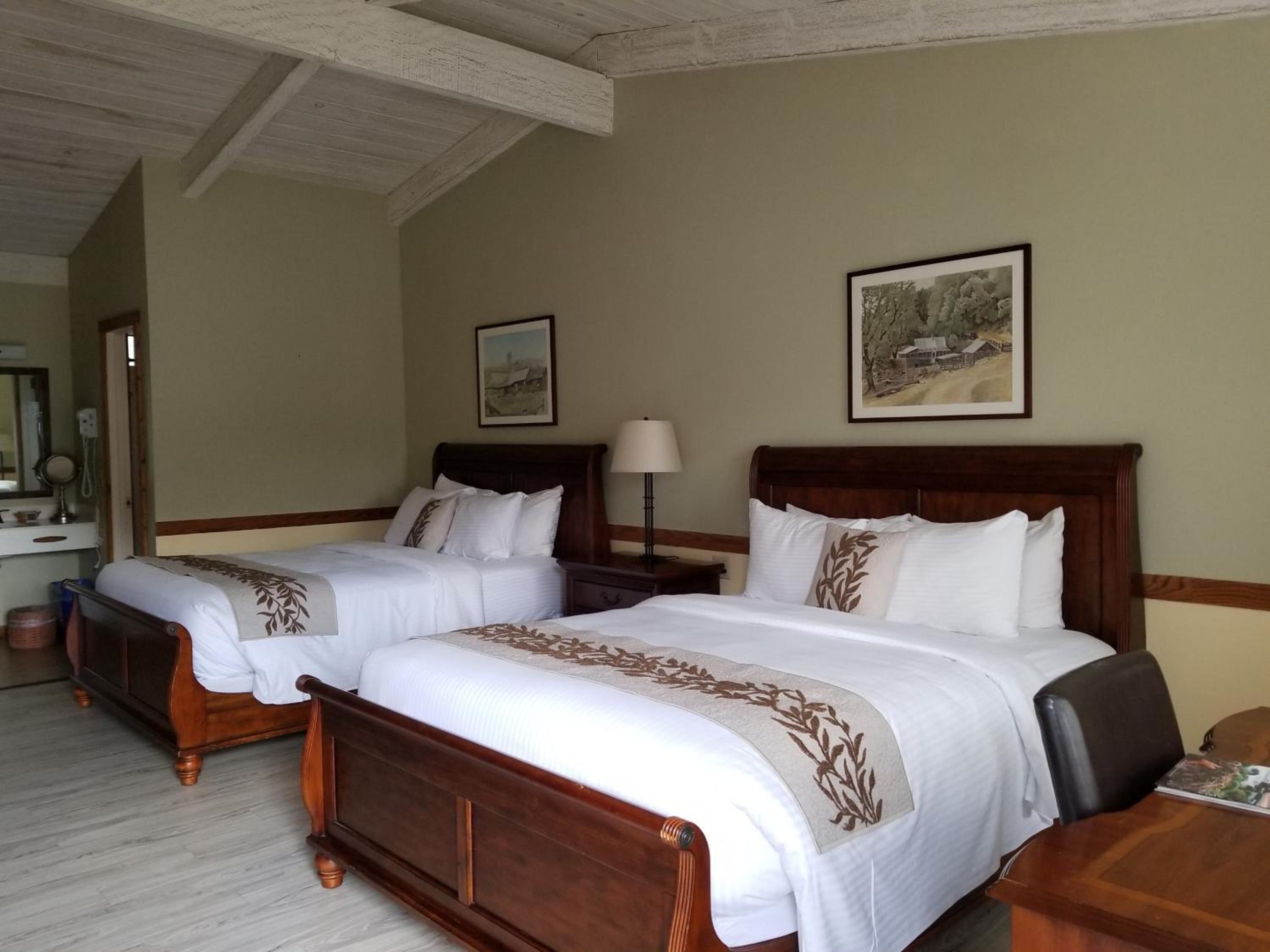 Queen Room with 2 Queen Beds photo 2