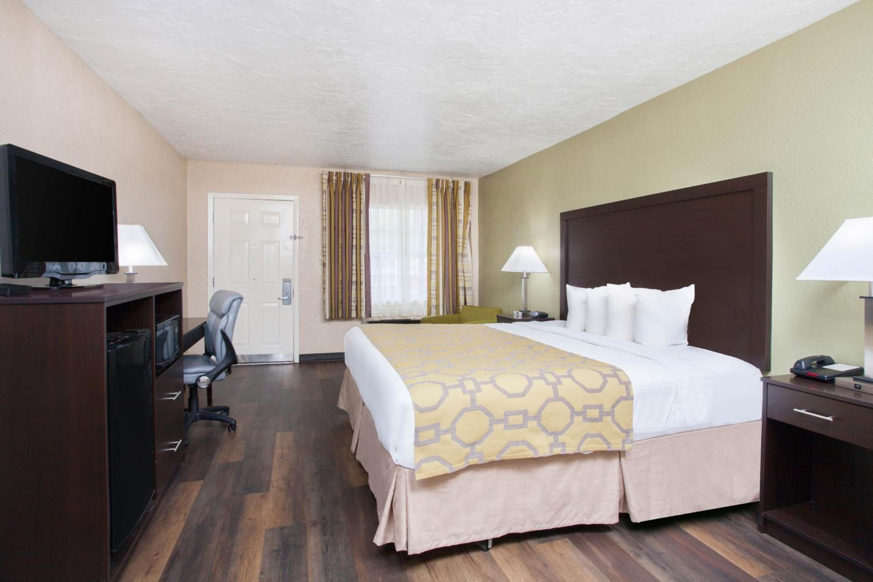 King Room with Roll-In Shower - Mobility/Hearing Accessible - Non-Smoking photo 1
