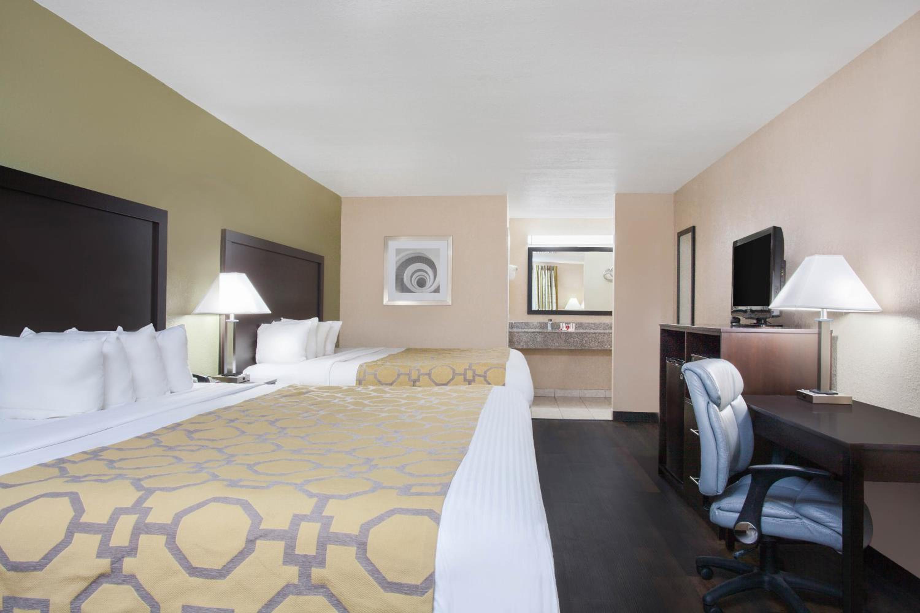 King Room with Two King Beds - Non-Smoking - Photo 3
